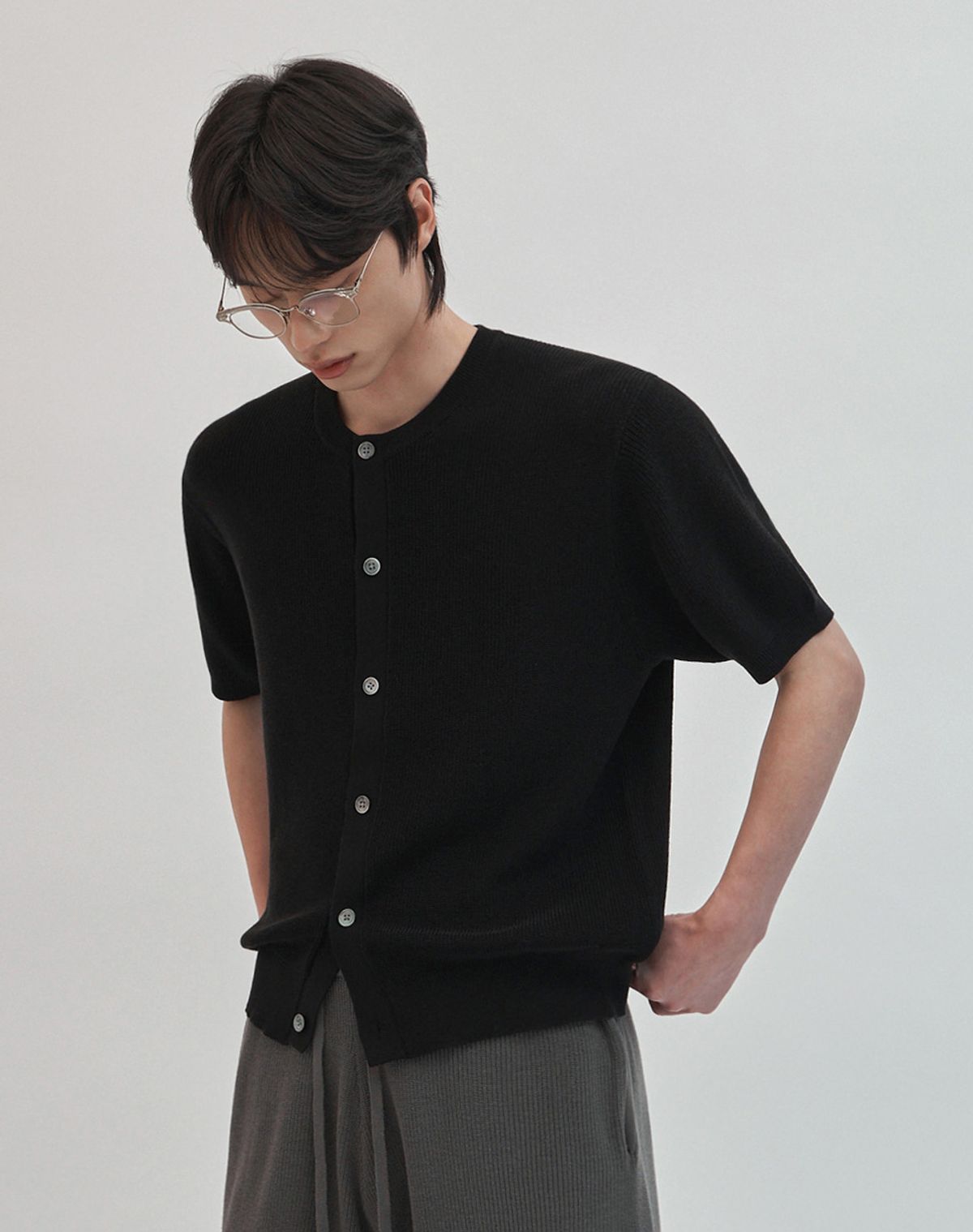 워크온바디오프(WORK ON BODY OFF) 쿨 뱀부 세미 오버핏 라운드 반팔 니트 가디건 [블랙]