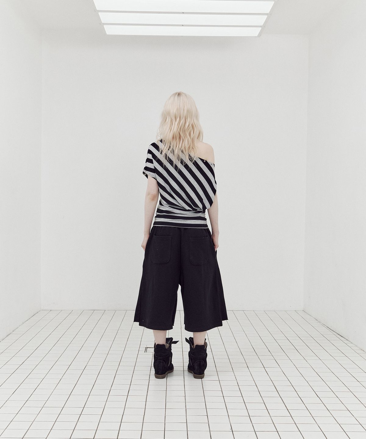 셋업이엑스이(SETUP-EXE) STRIPE EYELET DRAPE TOP / BLACK