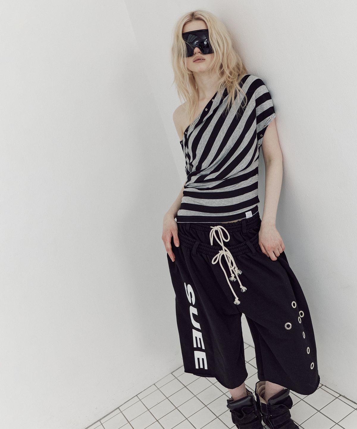 셋업이엑스이(SETUP-EXE) STRIPE EYELET DRAPE TOP / BLACK