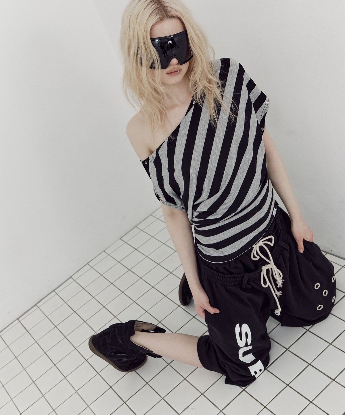 셋업이엑스이(SETUP-EXE) STRIPE EYELET DRAPE TOP / BLACK