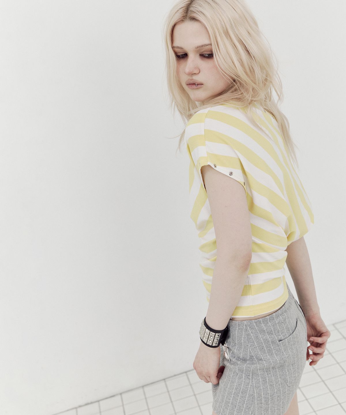 셋업이엑스이(SETUP-EXE) STRIPE EYELET DRAPE TOP / YELLOW