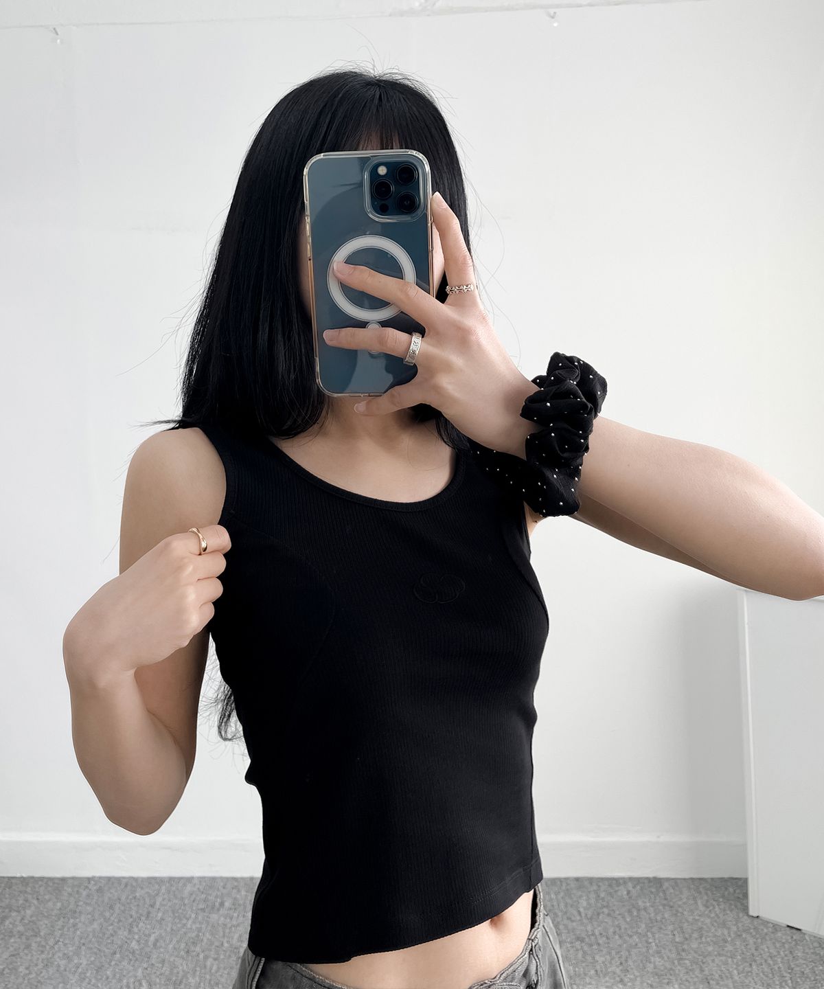 플루피 플루피(FLUFFYFLUFFY) S절개 골지 슬림 슬리브리스 티셔츠_블랙