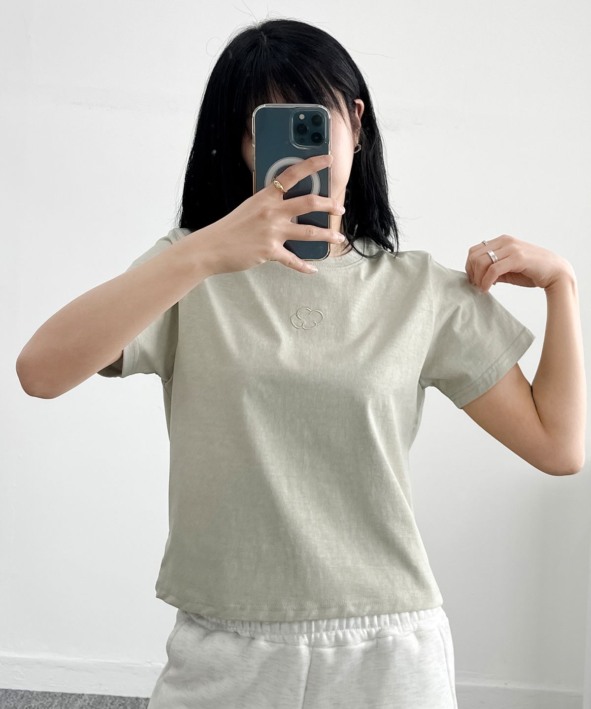 플루피 플루피(FLUFFYFLUFFY) 피그먼트 로고 세미크롭 티셔츠_세이지 그린