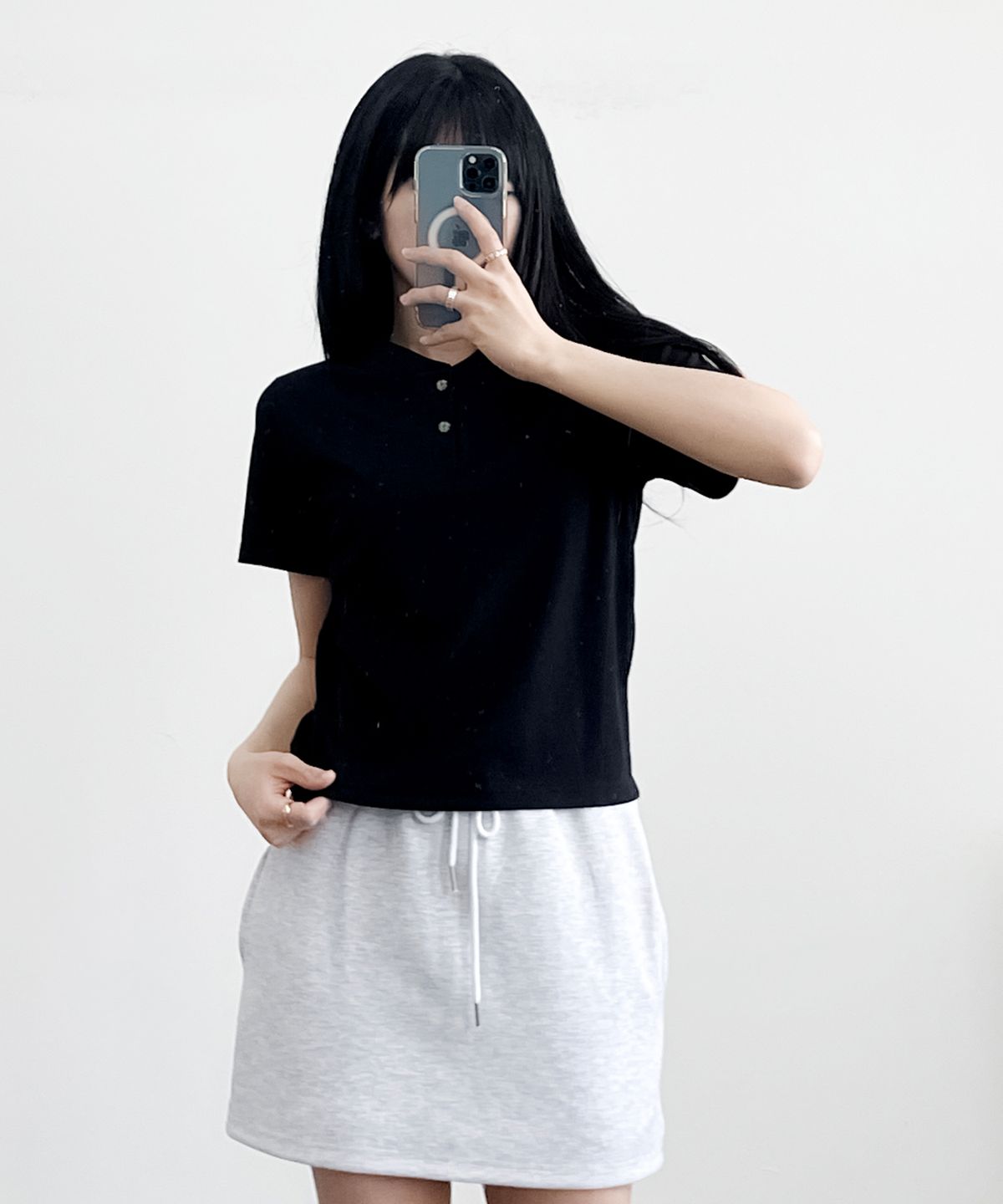 플루피 플루피(FLUFFYFLUFFY) 클로버 버튼 세미크롭 헨리넥 티셔츠_블랙