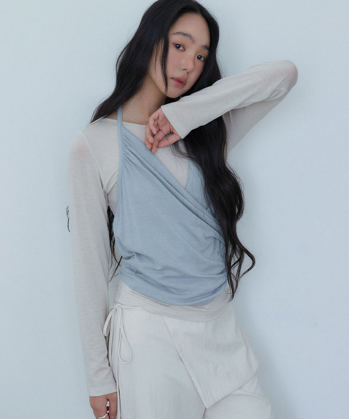 아우로(OURO) DRAPED HALTER TOP [ PALE BLUE ]