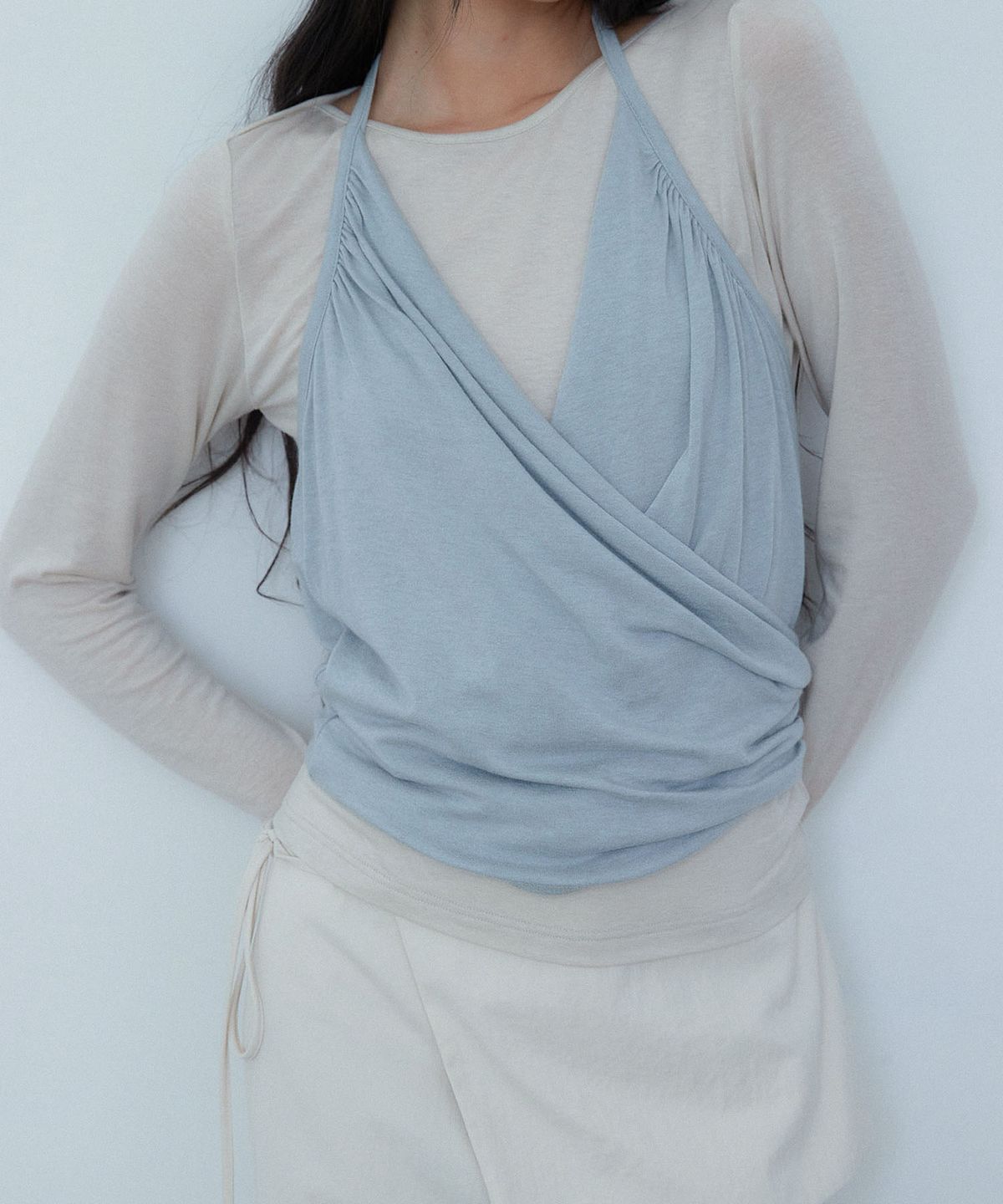 아우로(OURO) DRAPED HALTER TOP [ PALE BLUE ]