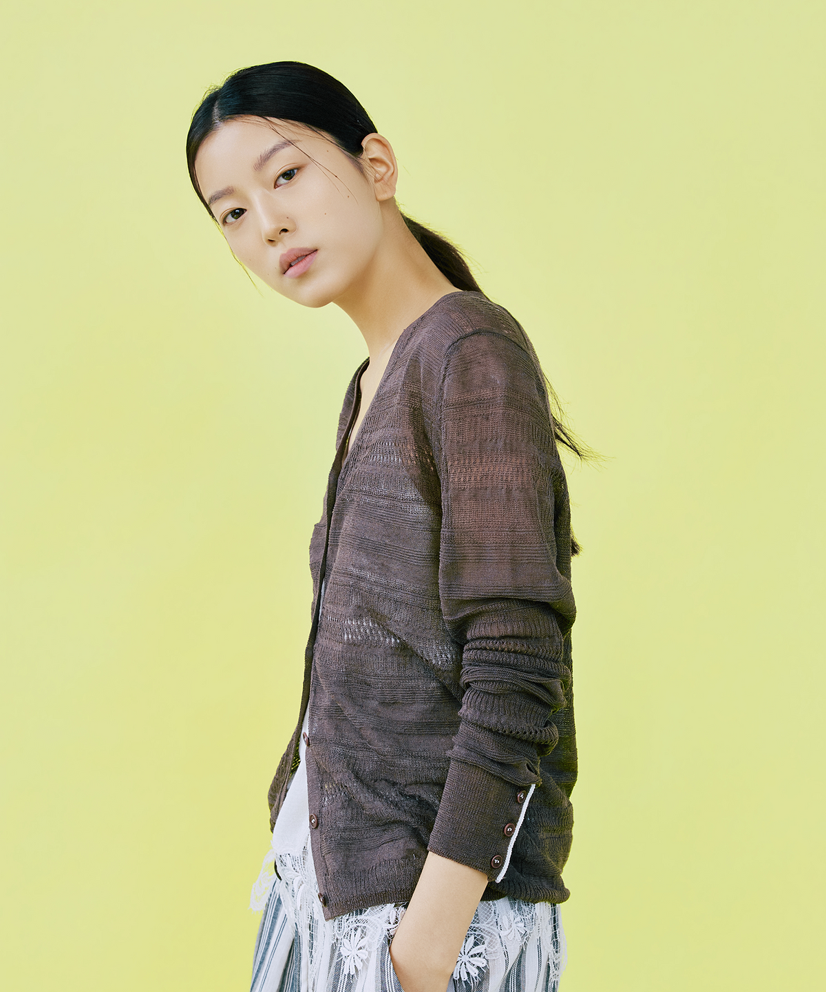디아레(D.ARE) 콰이어 린넨 브이넥 가디건 - 브라운