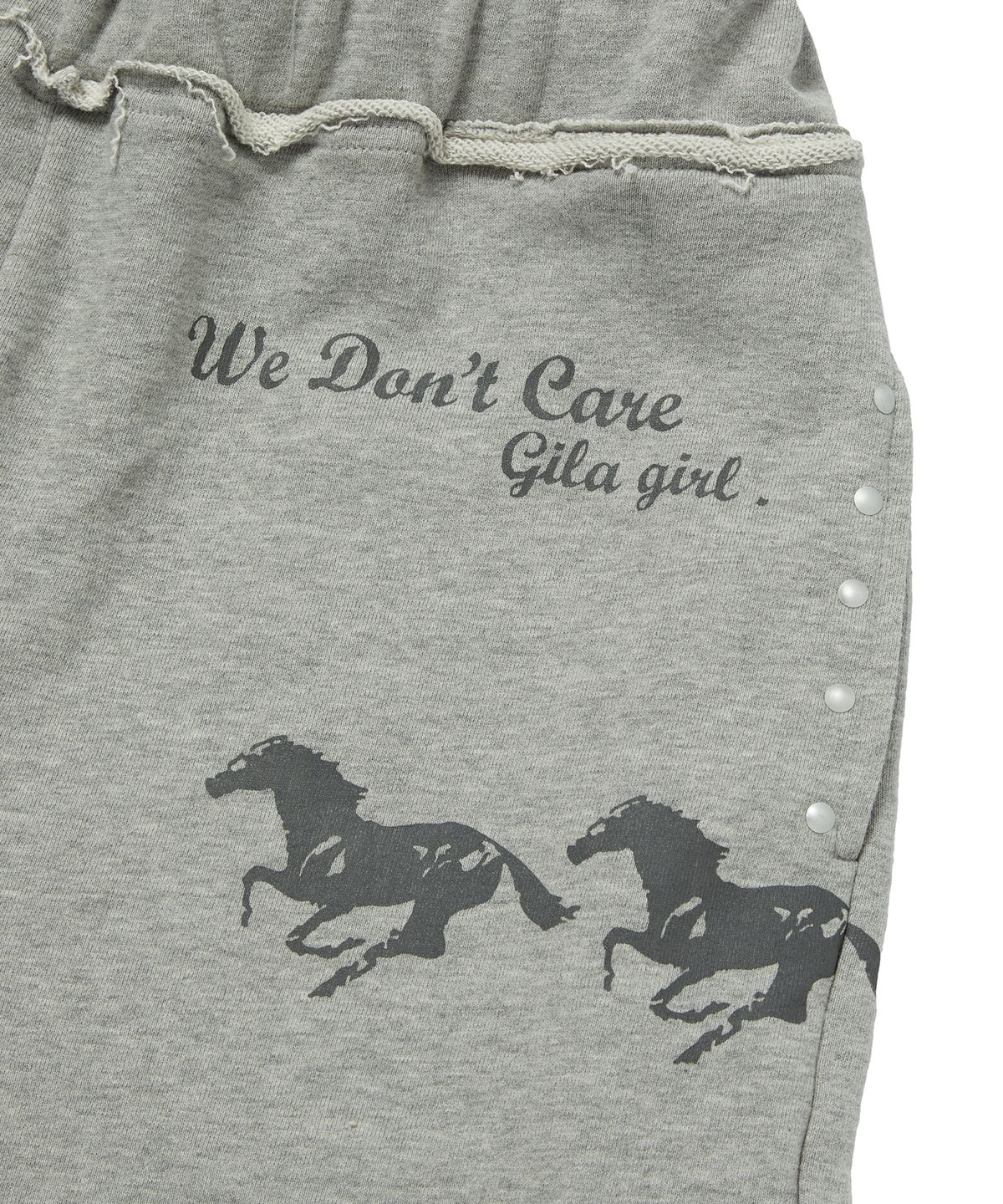 길라아카이브(GILAARCHIVE) STRAP WAIST DOODLE BERMUDA SWEAT SHORTS_GREY