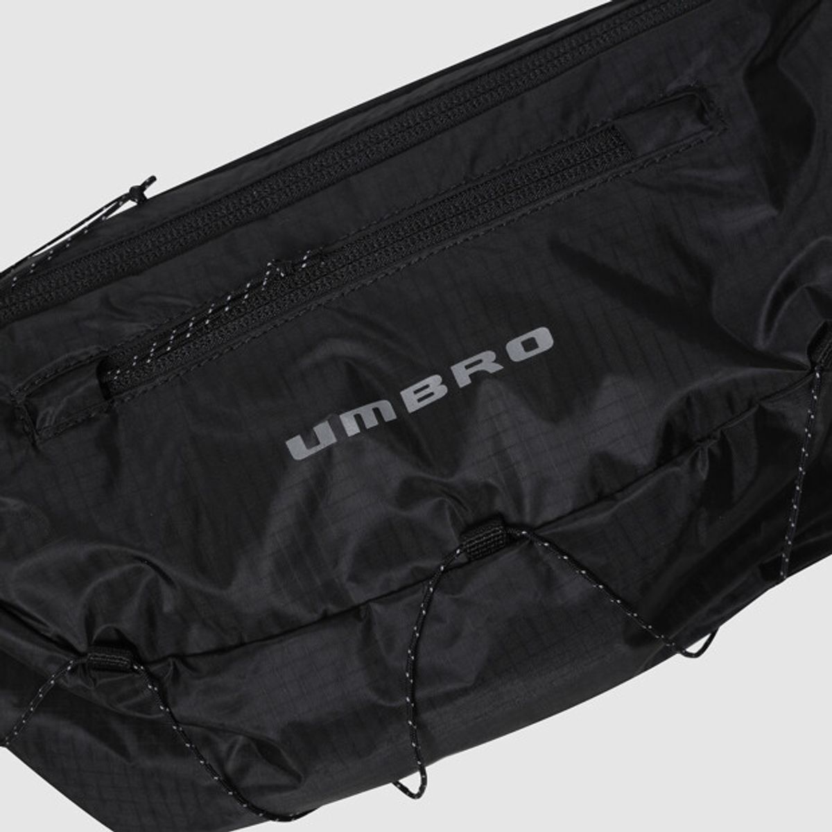 엄브로(UMBRO) 에센셜 플러스 코듀라 힙색 블랙 UR223SBG65