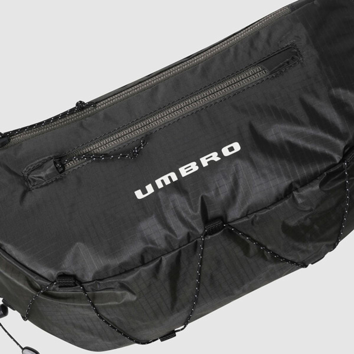 엄브로(UMBRO) 에센셜 플러스 코듀라 힙색 차콜 UR223SBG65