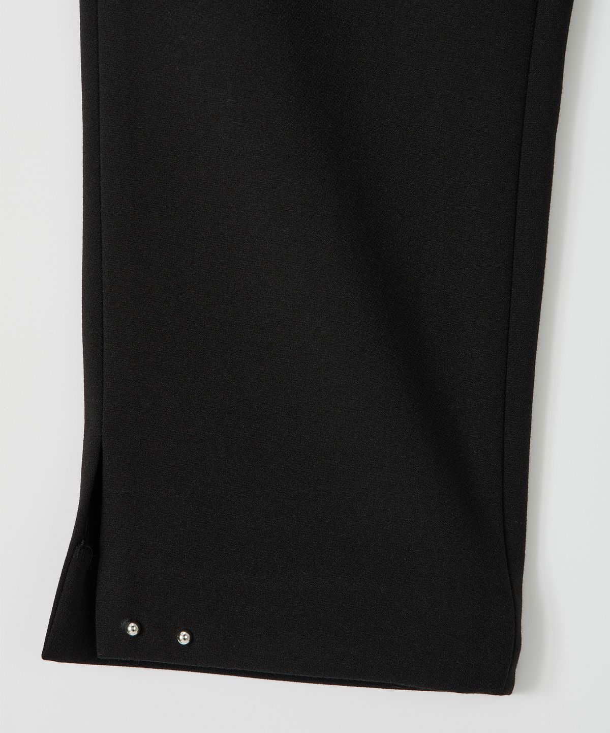 살롱 드 욘(SALON DE YOHN) Studded Capri Pants_ Black