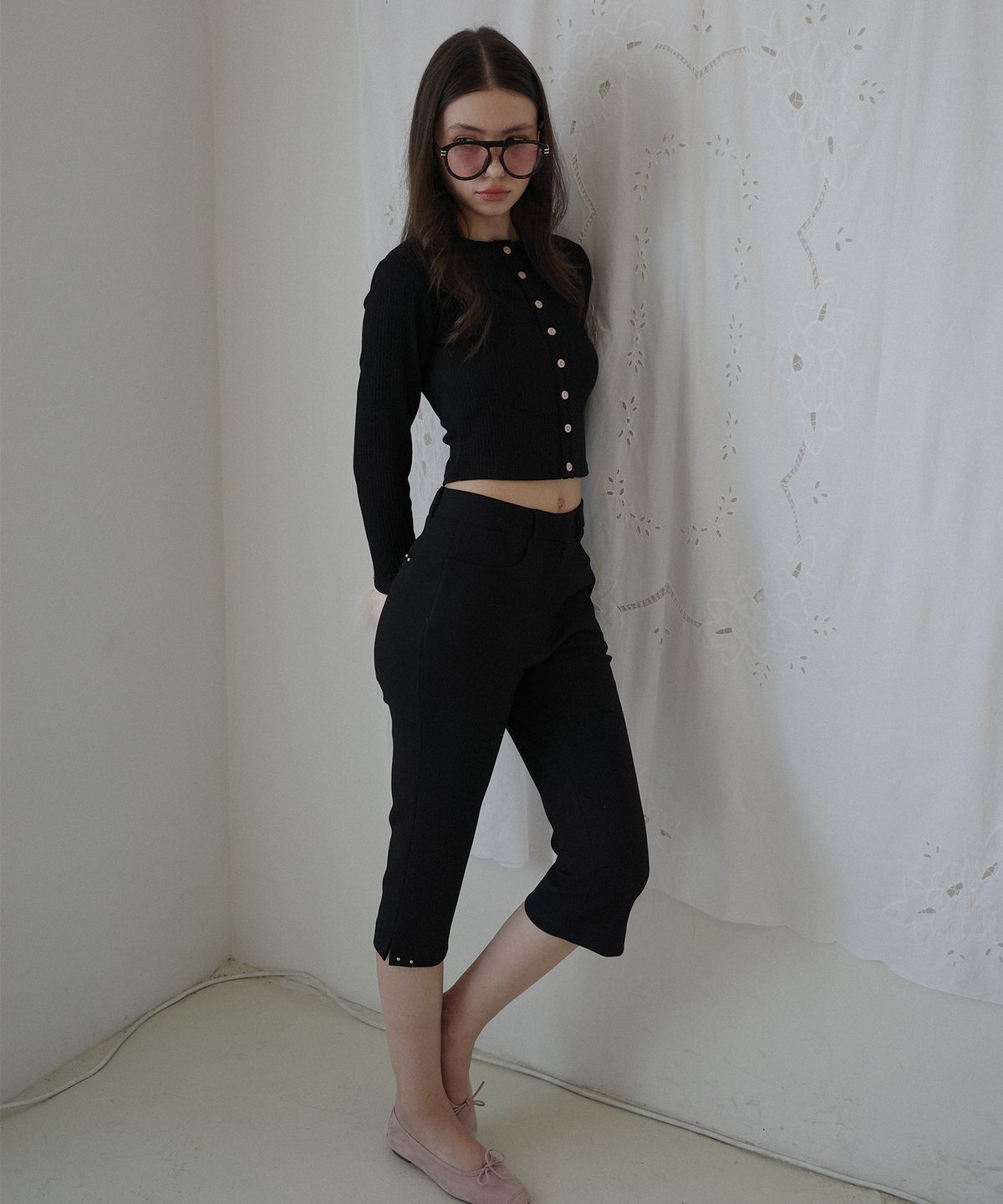 살롱 드 욘(SALON DE YOHN) Studded Capri Pants_ Black
