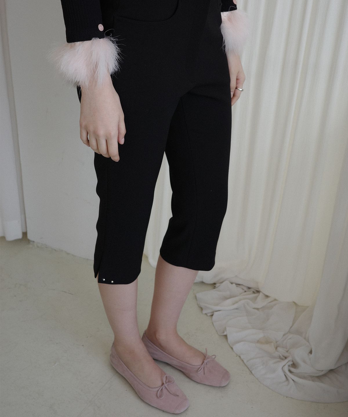 살롱 드 욘(SALON DE YOHN) Studded Capri Pants_ Black