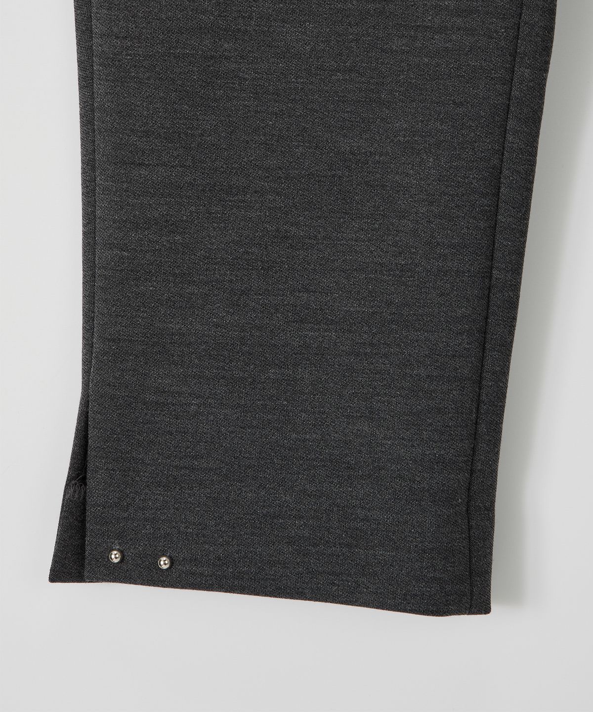 살롱 드 욘(SALON DE YOHN) Studded Capri Pants_ Gray