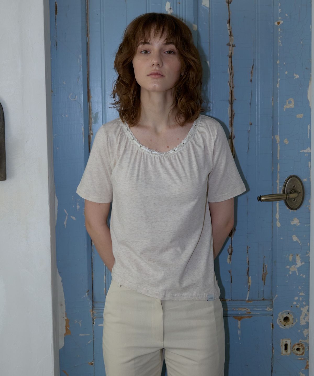 위오이(WIOE) Studded Lace Ruched Top_Oatmeal