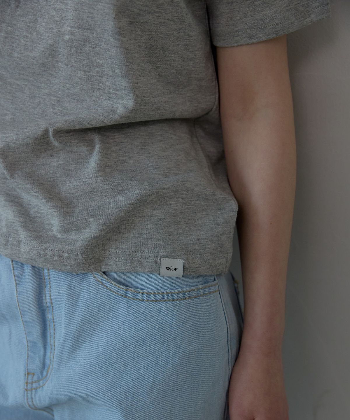 위오이(WIOE) Studded Lace Ruched Top_Grey