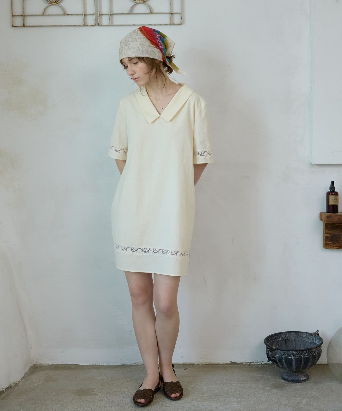 위오이(WIOE) Vintage Lace Hem Mini Dress_Cream