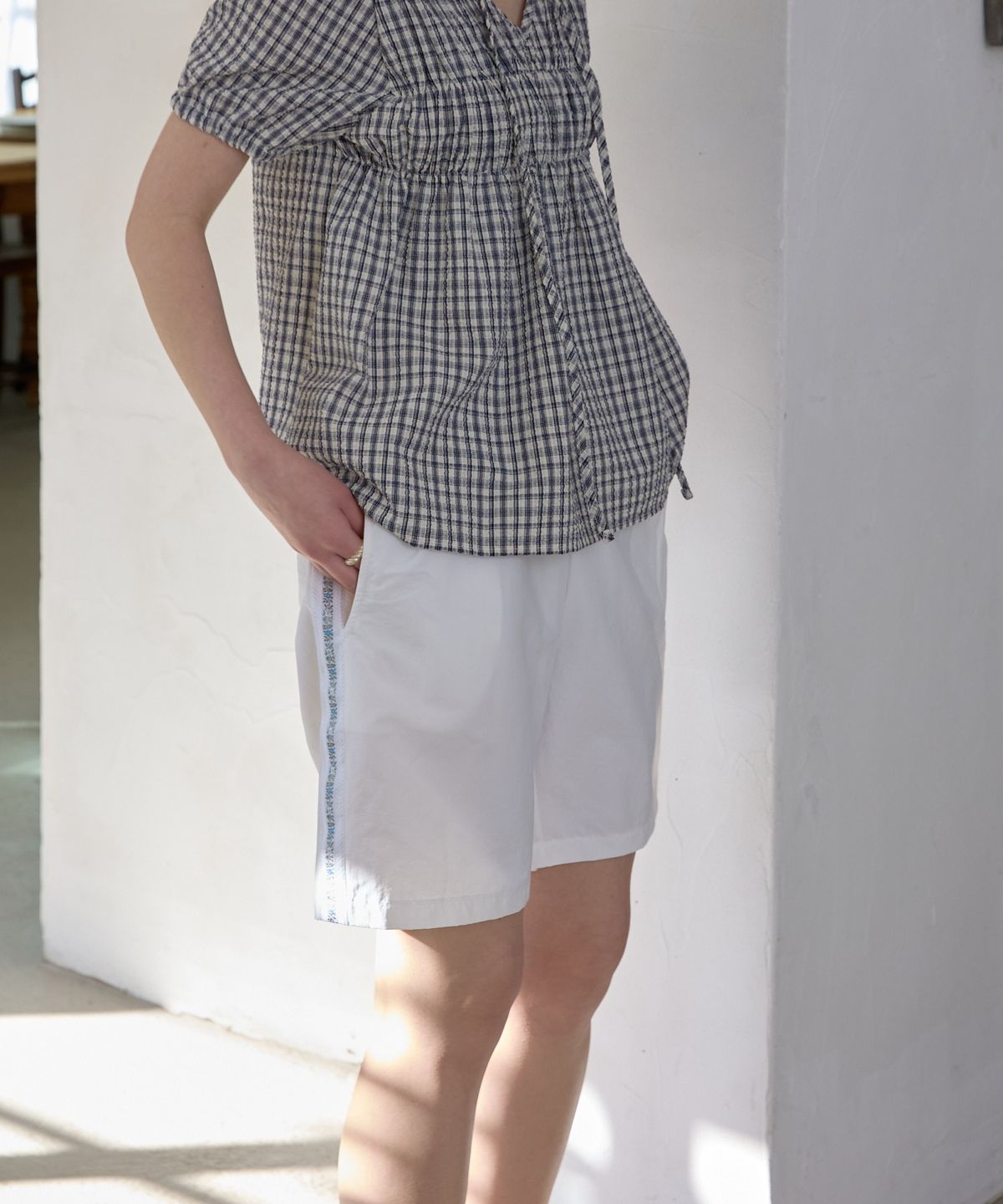 위오이(WIOE) Floral Taping Nylon Short_White