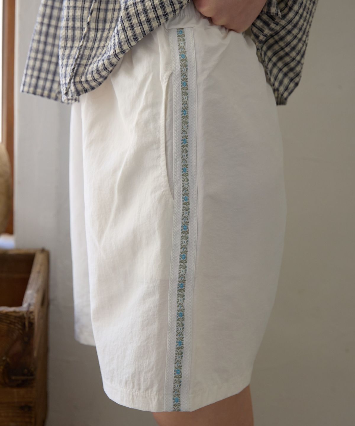 위오이(WIOE) Floral Taping Nylon Short_White