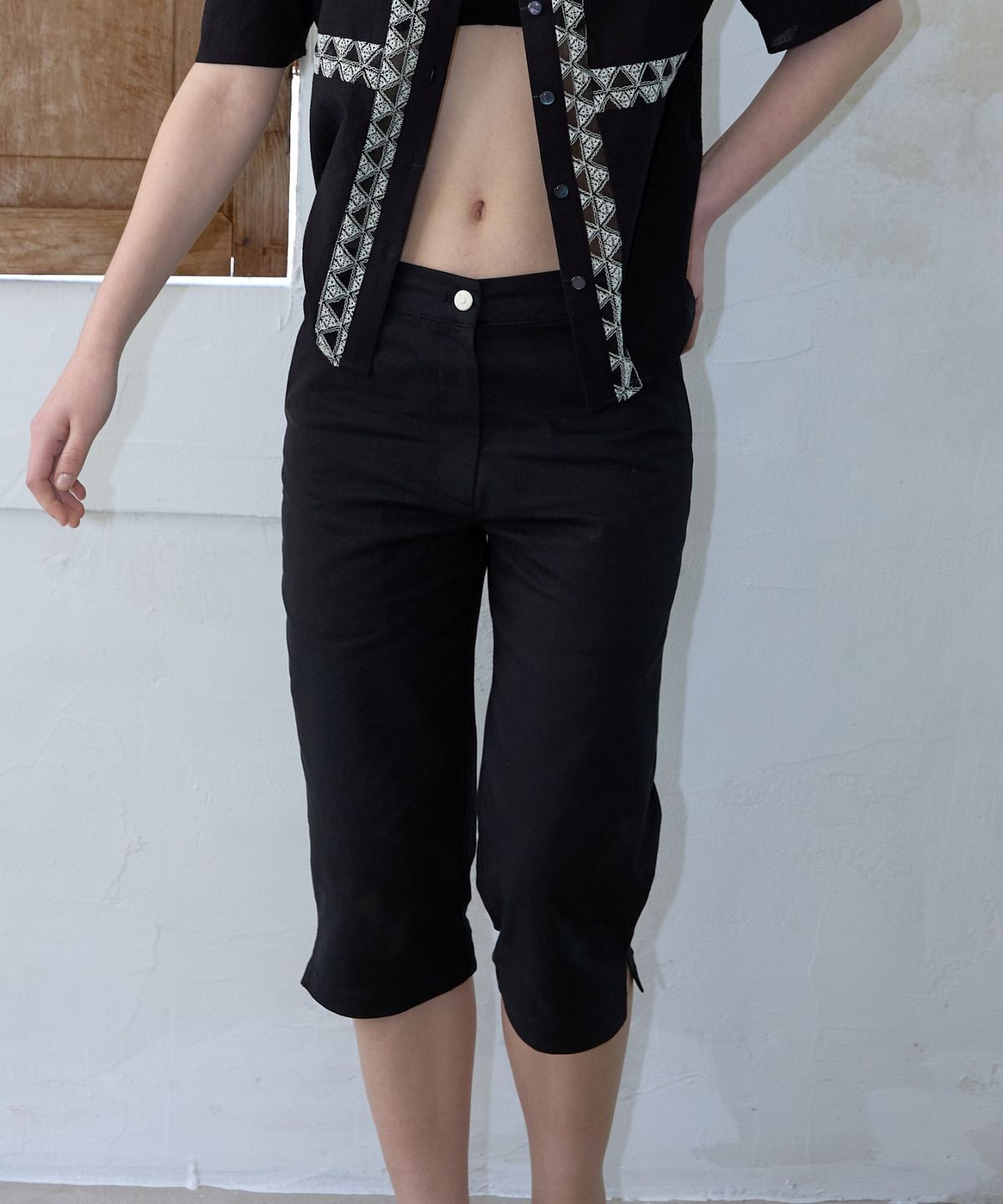 위오이(WIOE) Low Rise Capri Pants_Black