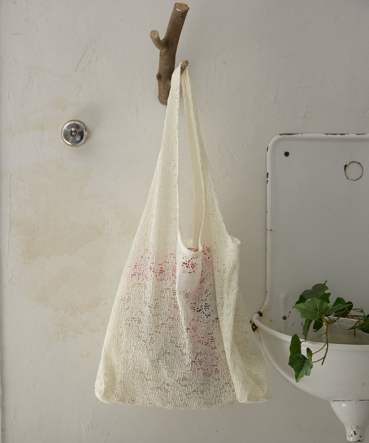 위오이(WIOE) Pleated Lacy Hobo Bag_White