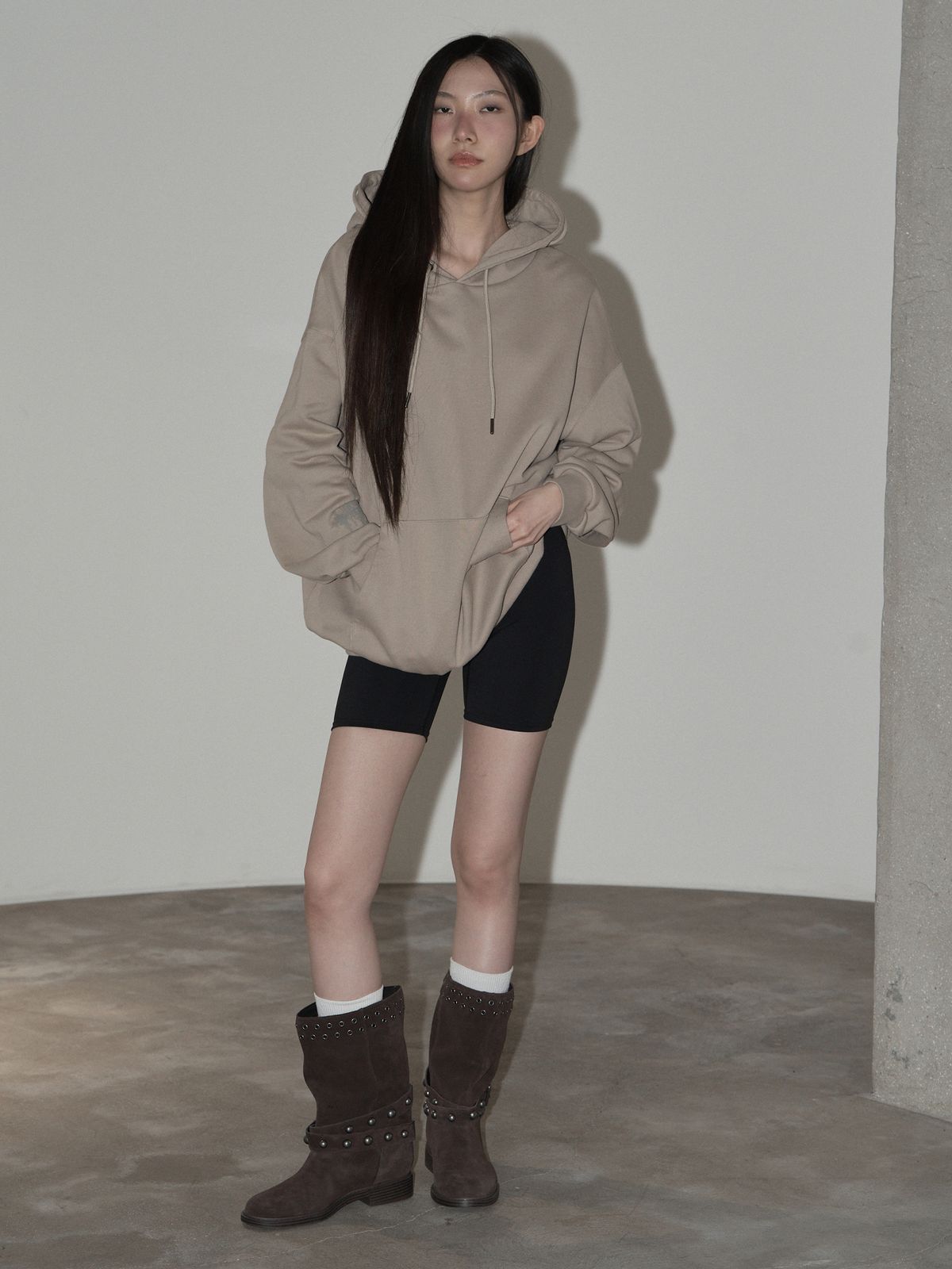 스웨이글로우(SWAYGLOW) 크로스 아일렛 스트링 후디 티셔츠 (BE)