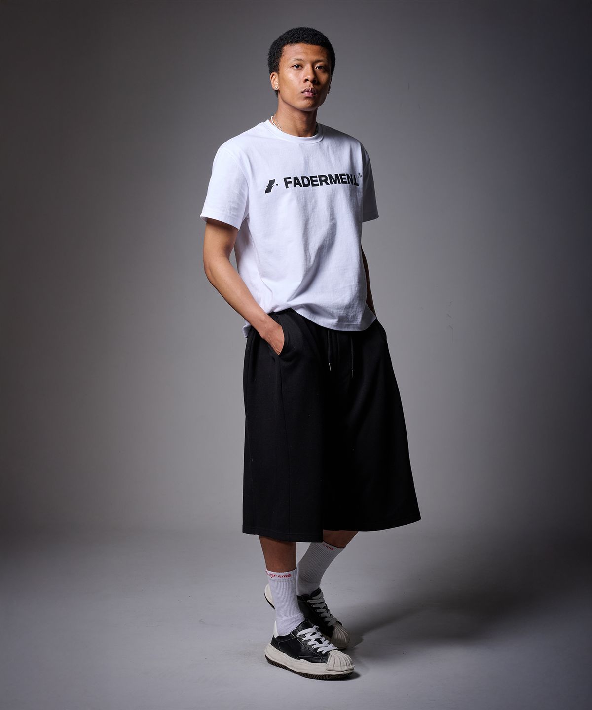 페이더먼트(FADERMENT) 사이드턱 벨티드 아일렛 버뮤다 스웨트 팬츠(White Gray)