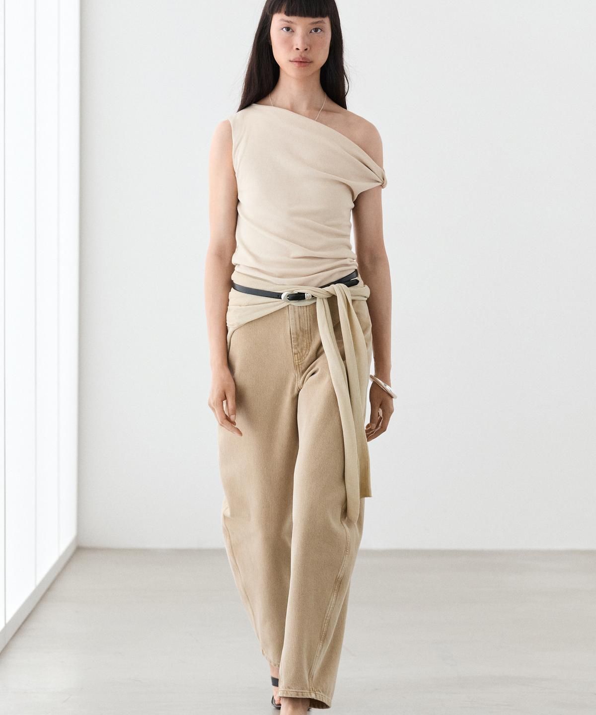 마시모두띠(MASSIMO DUTTI) 아시메트릭 드롭 숄더 탑