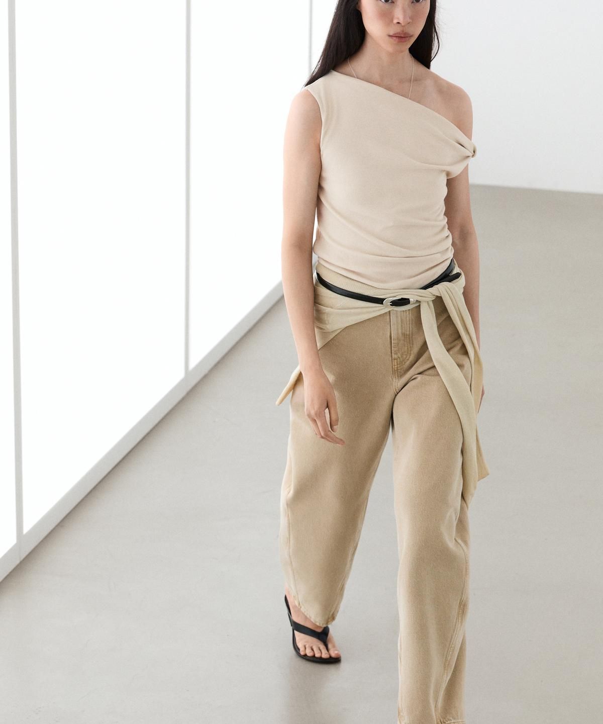 마시모두띠(MASSIMO DUTTI) 아시메트릭 드롭 숄더 탑