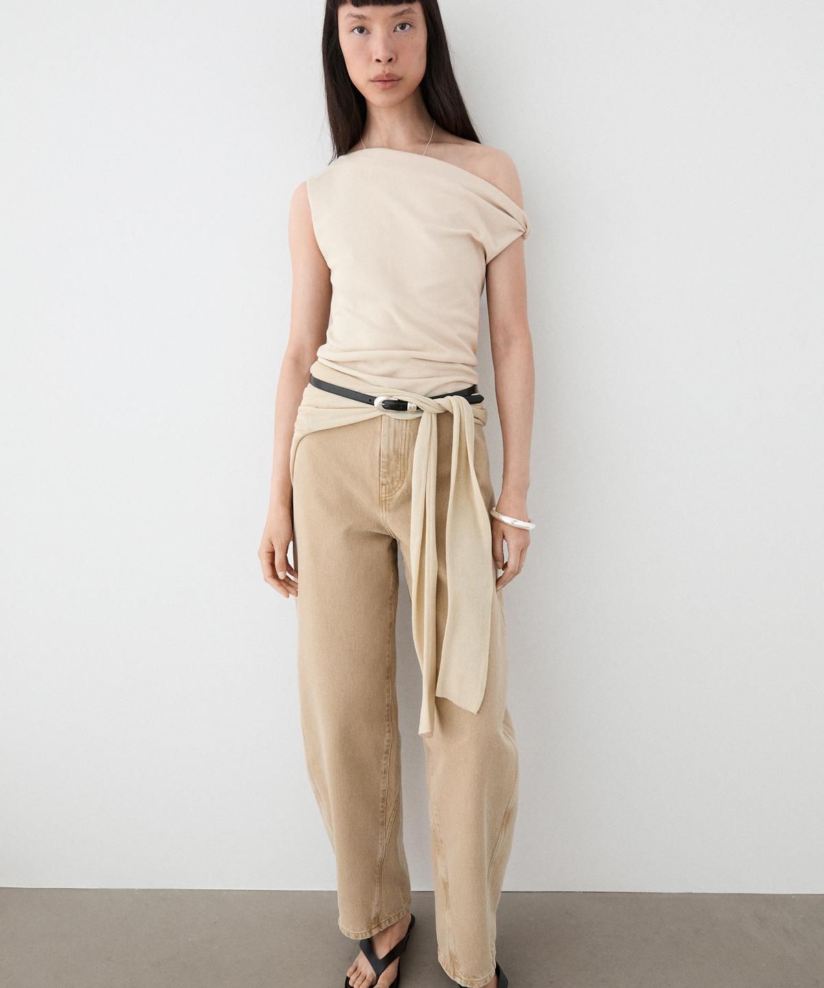 마시모두띠(MASSIMO DUTTI) 아시메트릭 드롭 숄더 탑