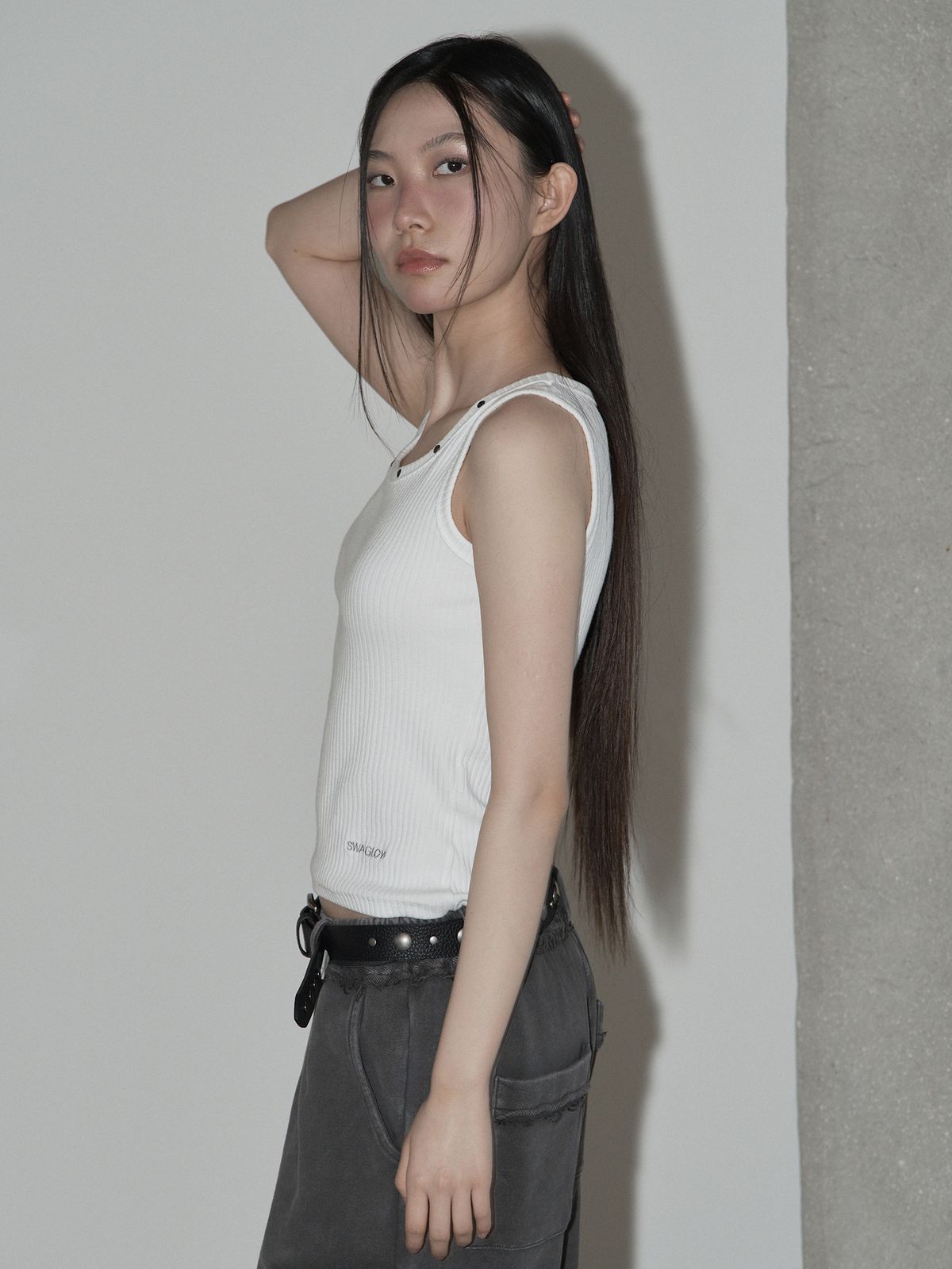 스웨이글로우(SWAYGLOW) 스터드 넥 로고플레이 슬리브리스 (WH)