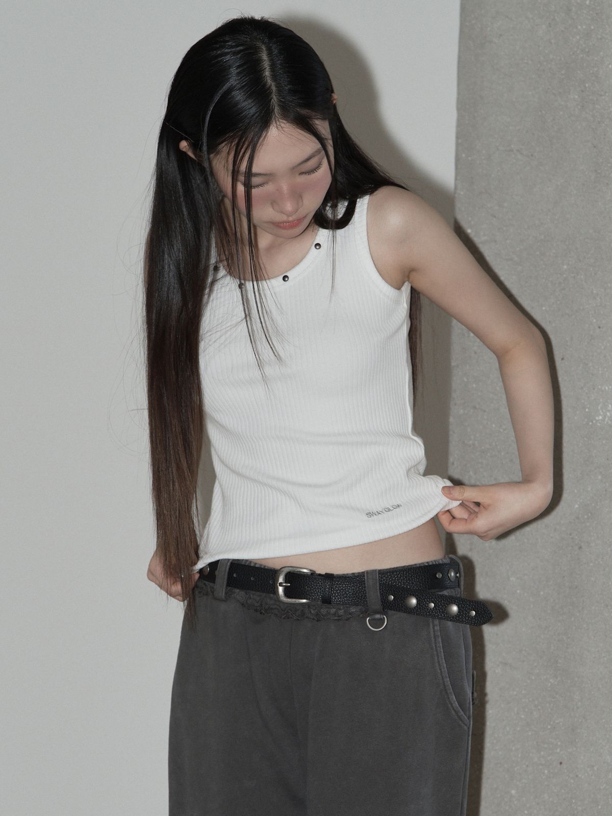 스웨이글로우(SWAYGLOW) 스터드 넥 로고플레이 슬리브리스 (WH)