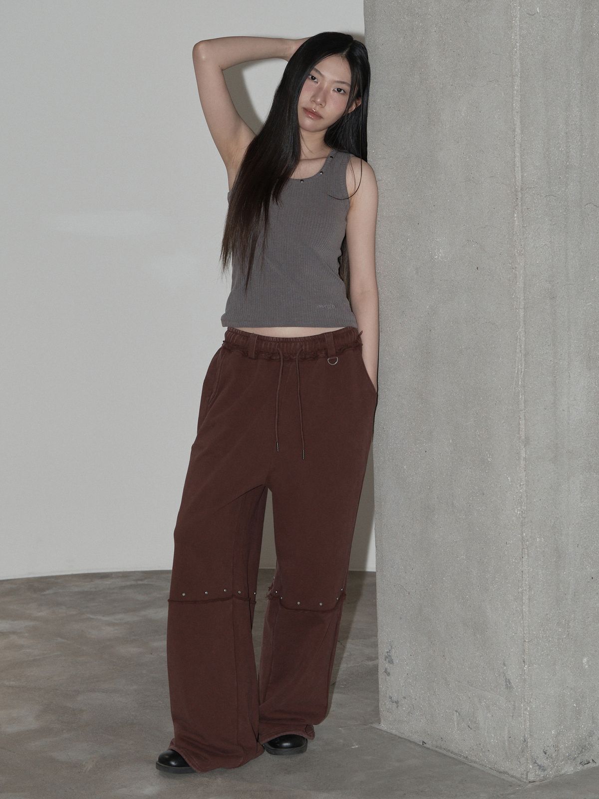 스웨이글로우(SWAYGLOW) 스터드 넥 로고플레이 슬리브리스 (PU)