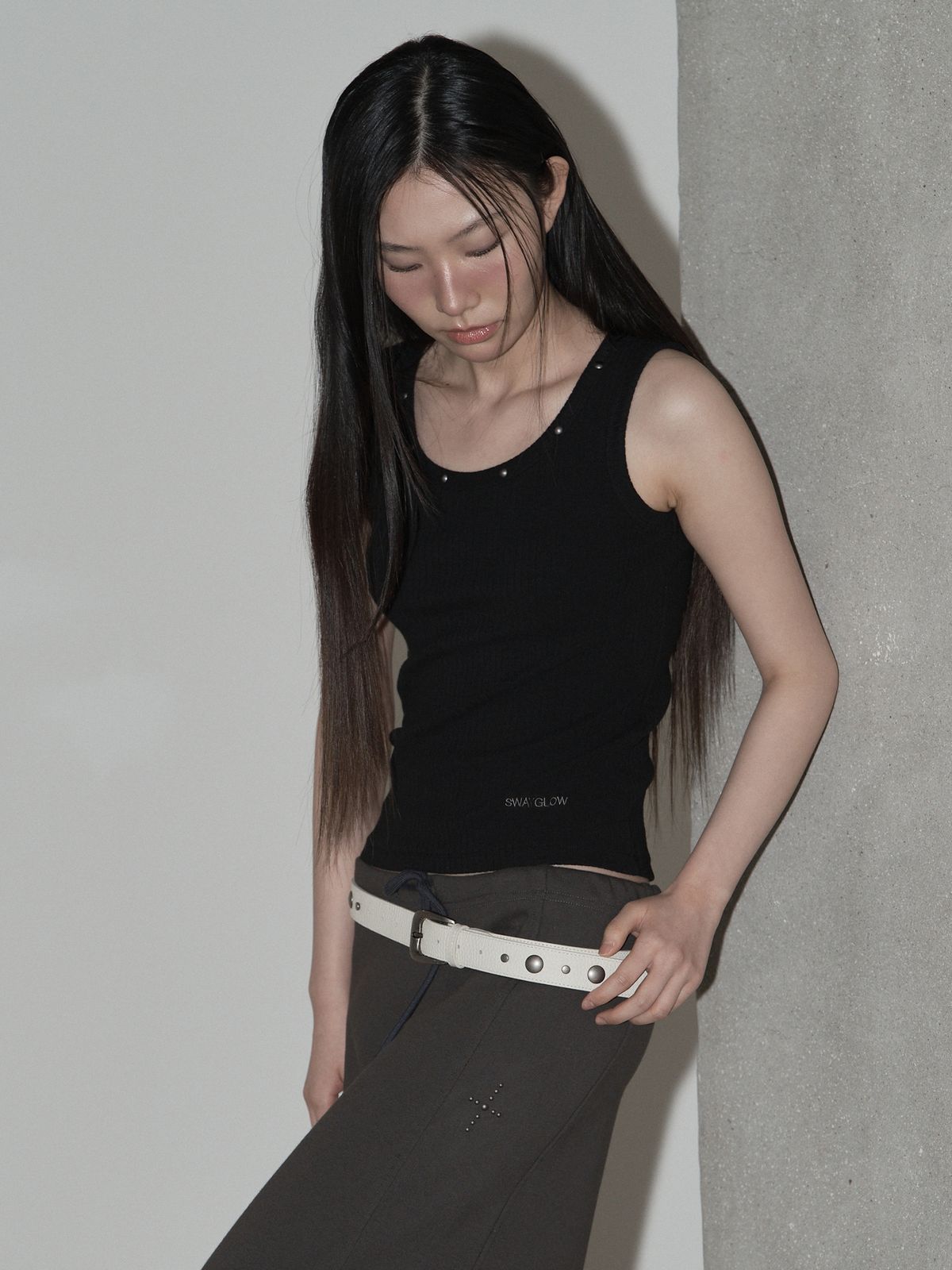 스웨이글로우(SWAYGLOW) 스터드 넥  로고플레이 슬리브리스 (BK)