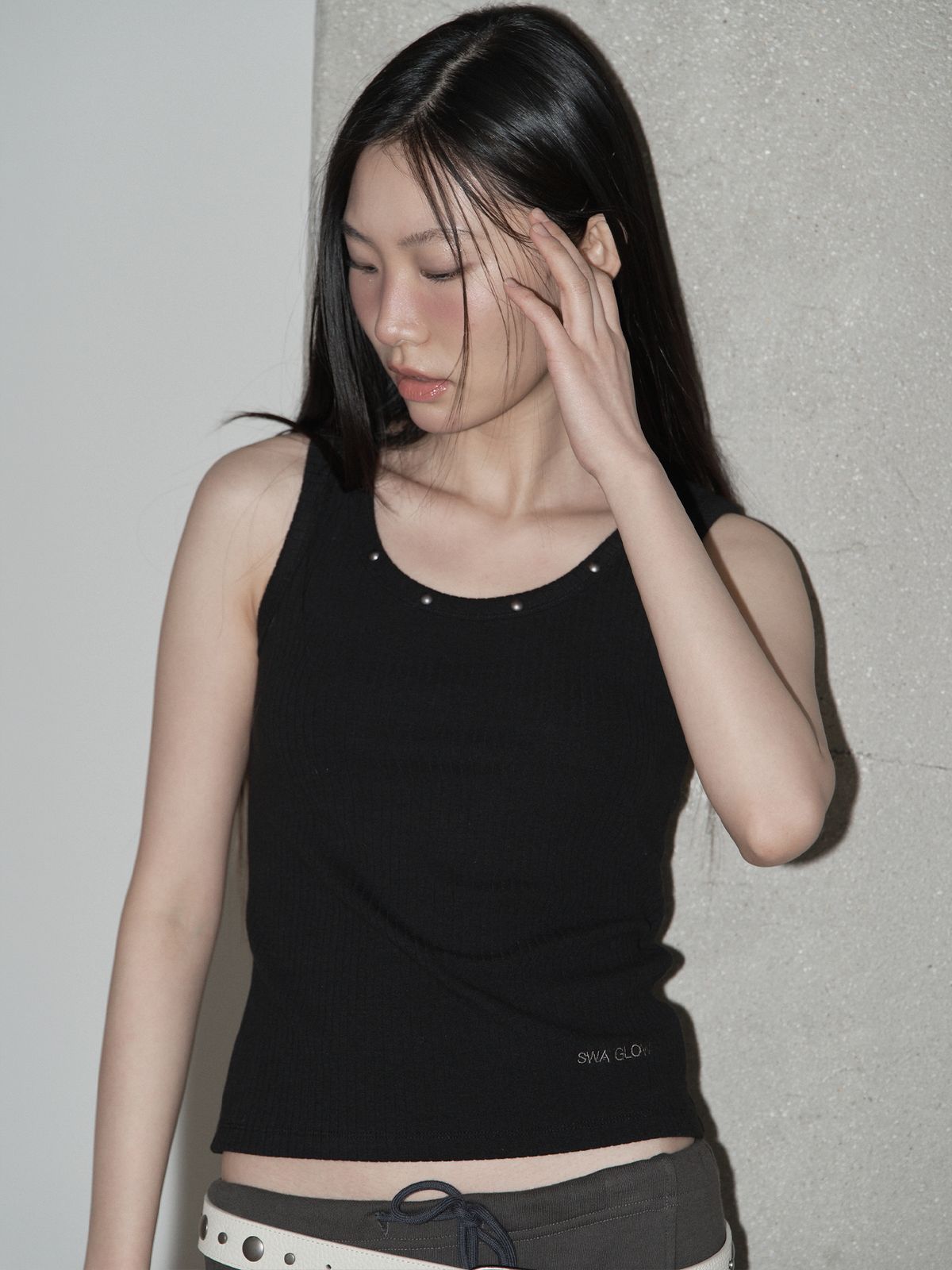 스웨이글로우(SWAYGLOW) 스터드 넥  로고플레이 슬리브리스 (BK)