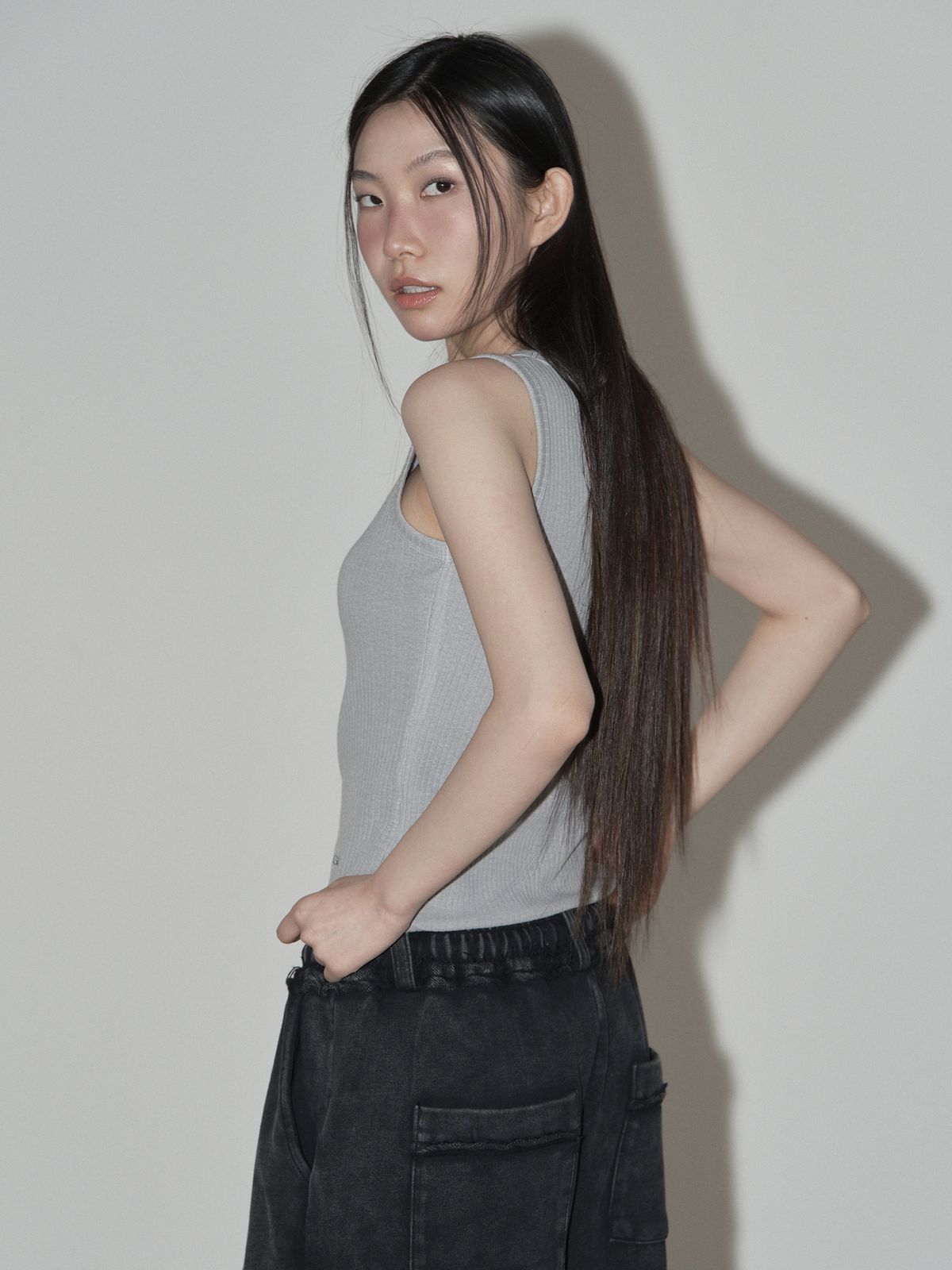 스웨이글로우(SWAYGLOW) 스터드 넥  로고플레이 슬리브리스 (GR)