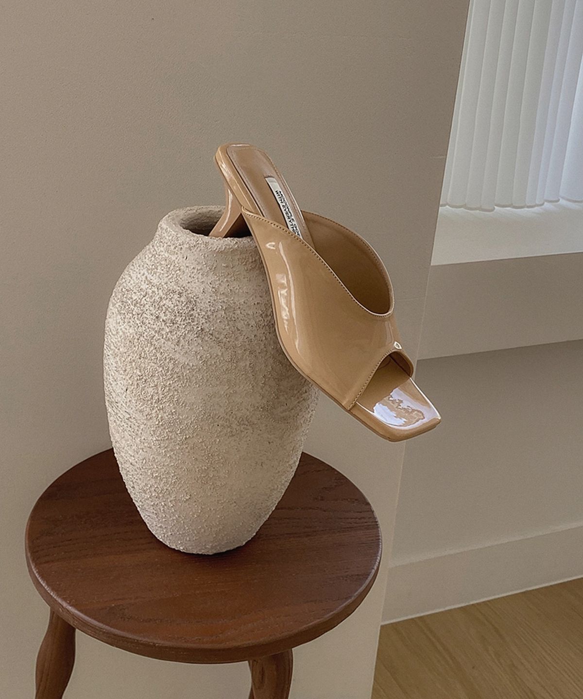 무드앤플(MOODNPLE) Sienna 페이던트 뮬 샌들 2color 6cm
