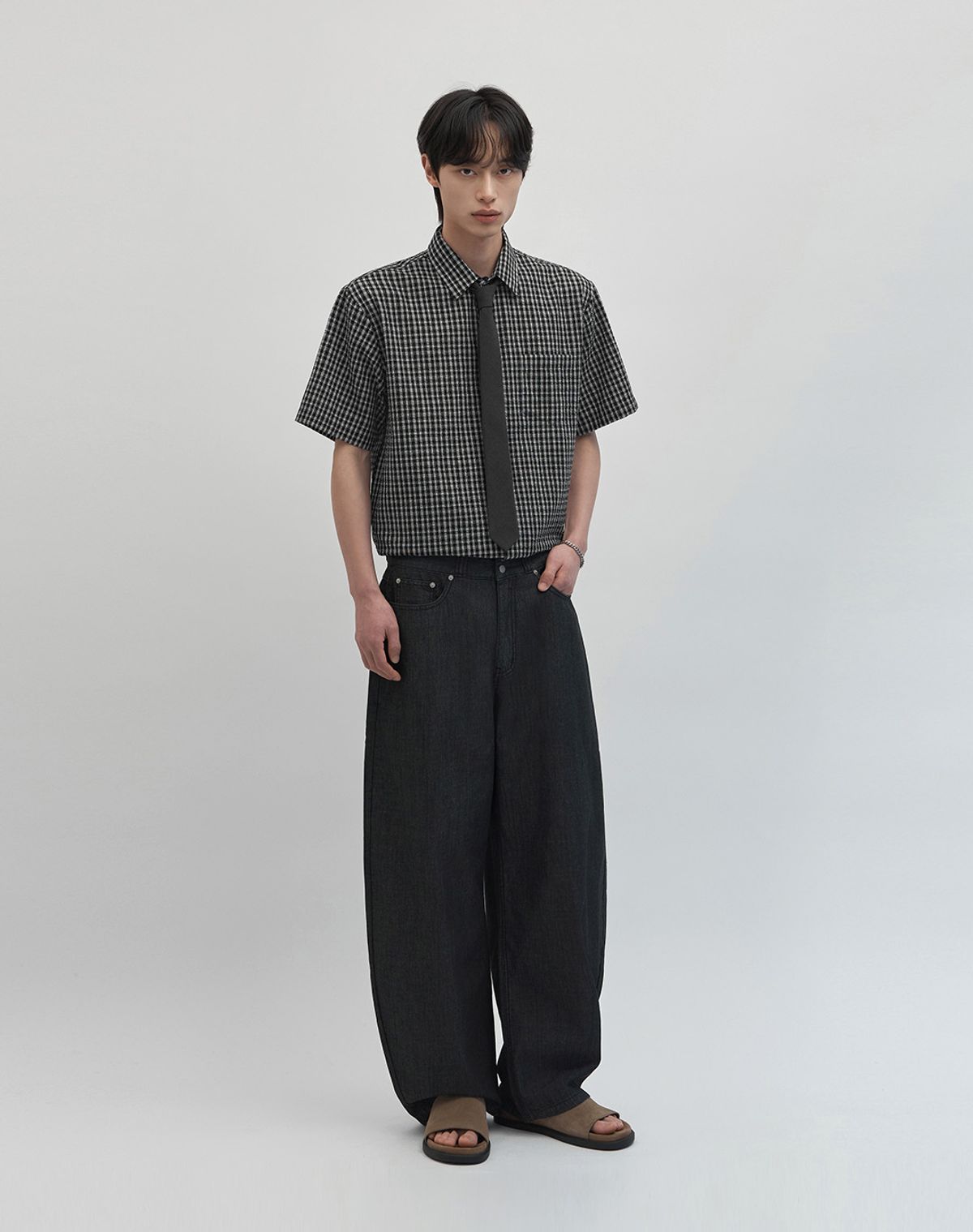 워크온바디오프(WORK ON BODY OFF) 레비스 세미 오버핏 시어서커 반팔 셔츠 [블랙]