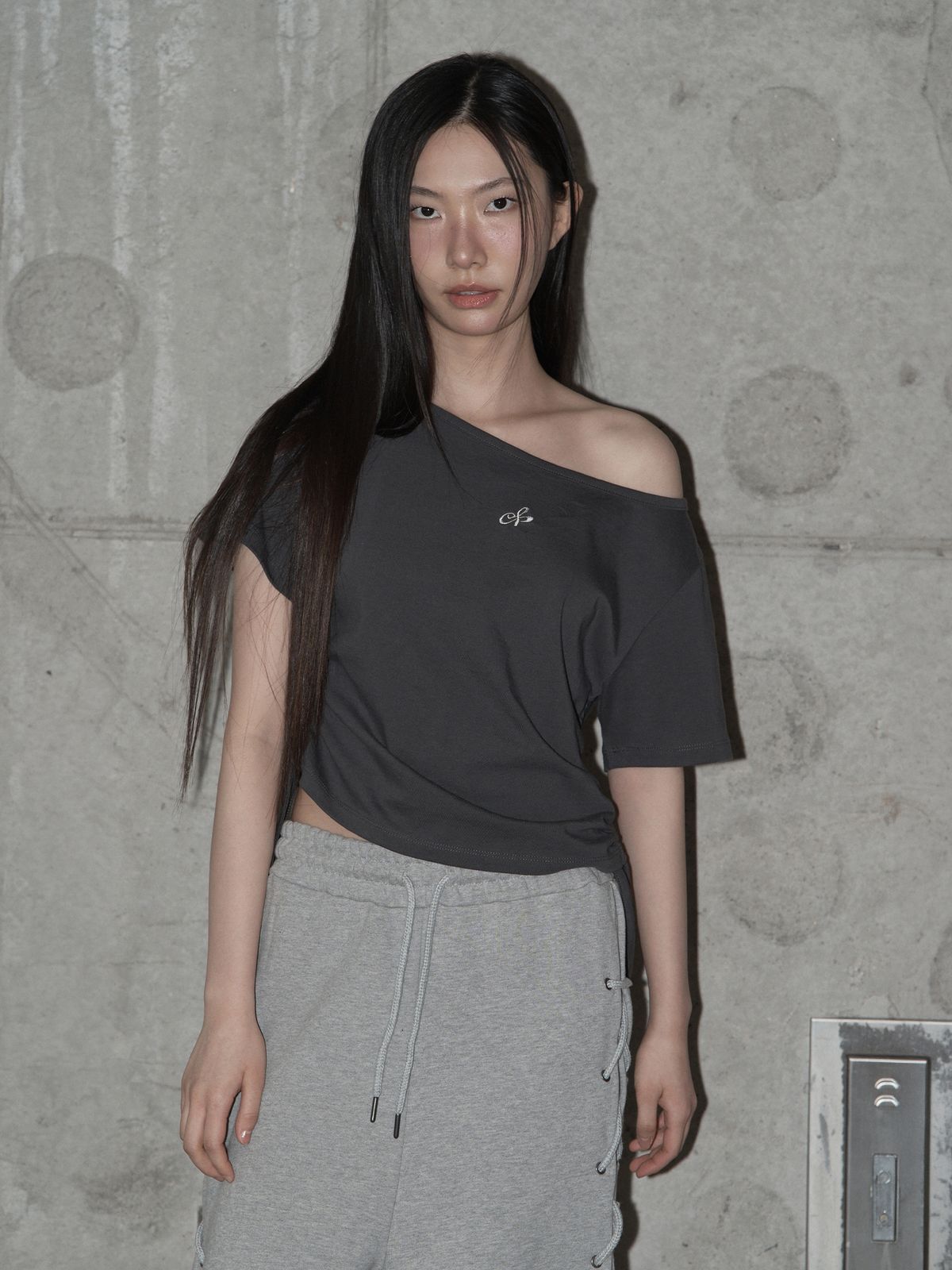 스웨이글로우(SWAYGLOW) 로고심볼 스트링 보트넥  티셔츠 (CH)