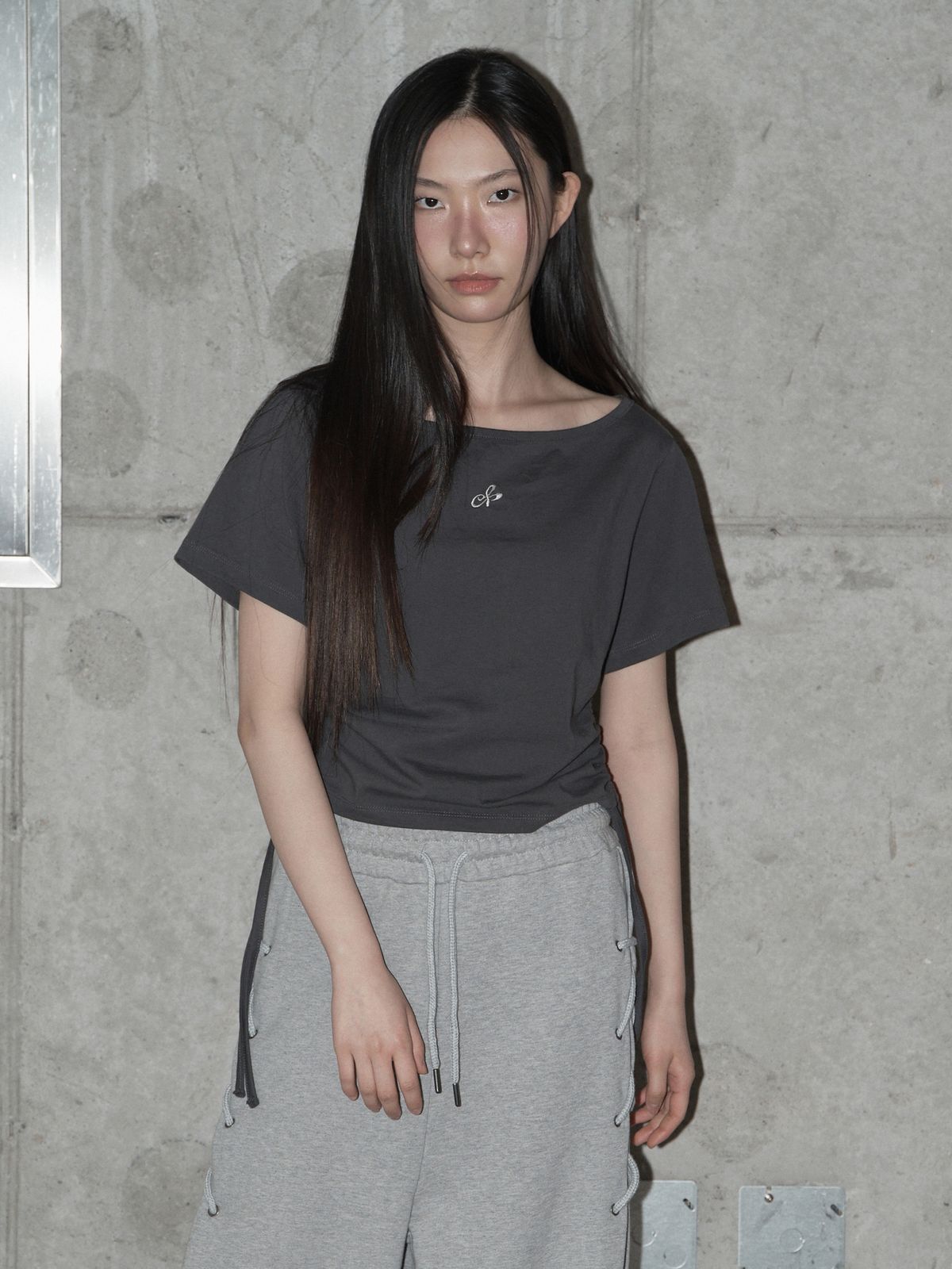 스웨이글로우(SWAYGLOW) 로고심볼 스트링 보트넥  티셔츠 (CH)