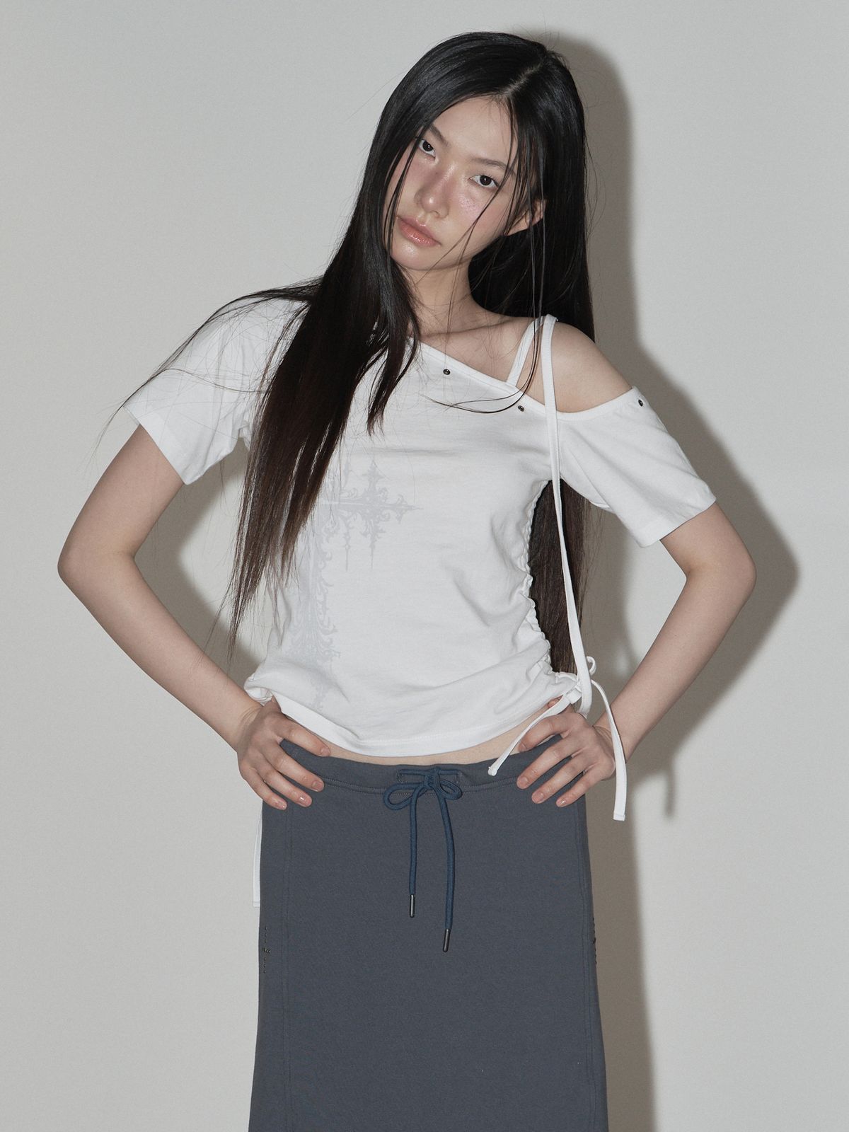스웨이글로우(SWAYGLOW) 아일렛 스트랩 오프숄더  티셔츠 (WH)
