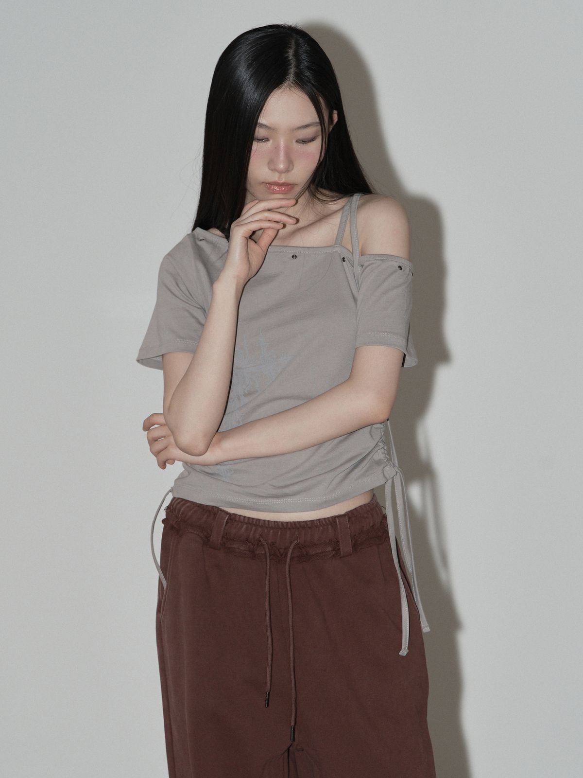 스웨이글로우(SWAYGLOW) 아일렛 스트랩 오프숄더  티셔츠 (BE)