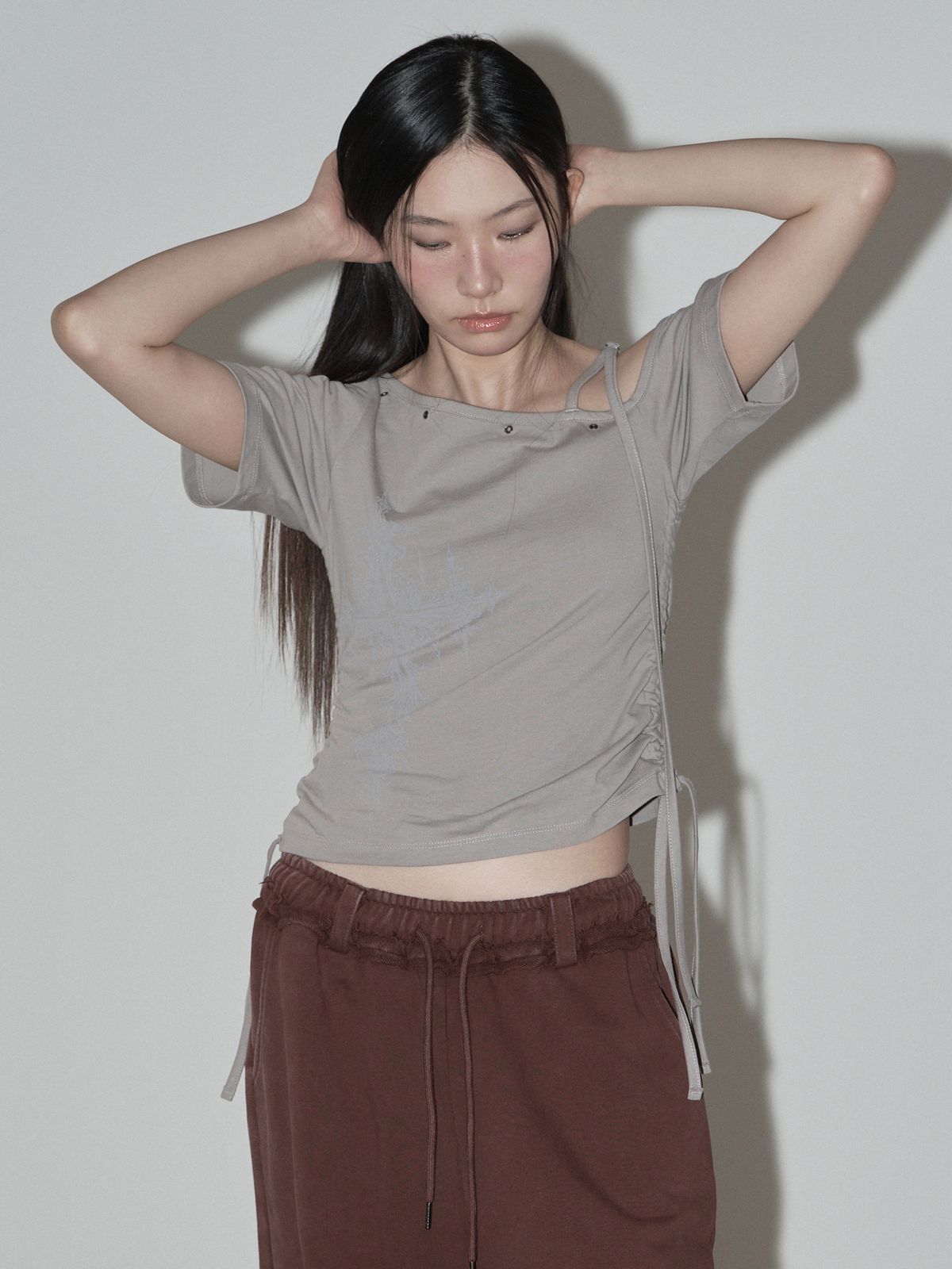 스웨이글로우(SWAYGLOW) 아일렛 스트랩 오프숄더  티셔츠 (BE)