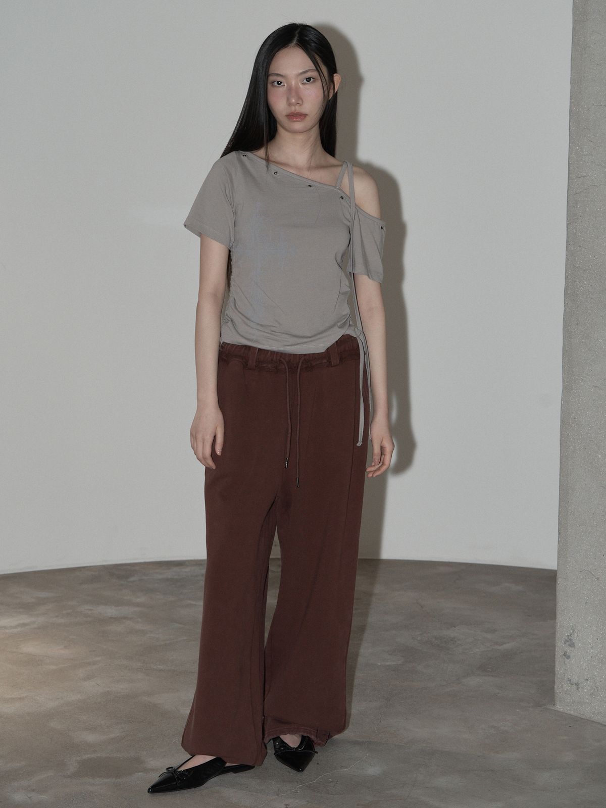 스웨이글로우(SWAYGLOW) 아일렛 스트랩 오프숄더  티셔츠 (BE)