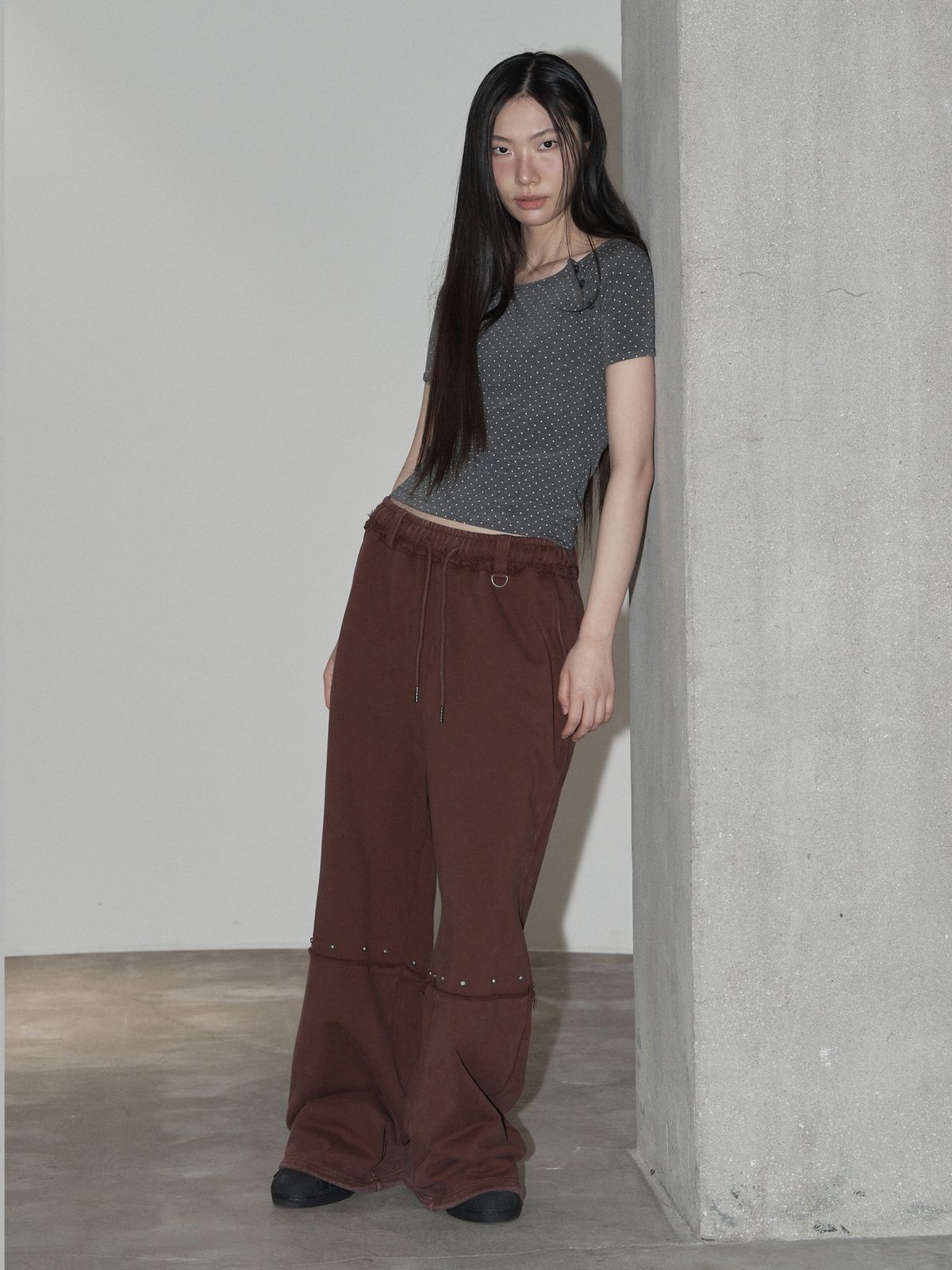 스웨이글로우(SWAYGLOW) 크로스 도트 버튼넥 티셔츠 (CH)