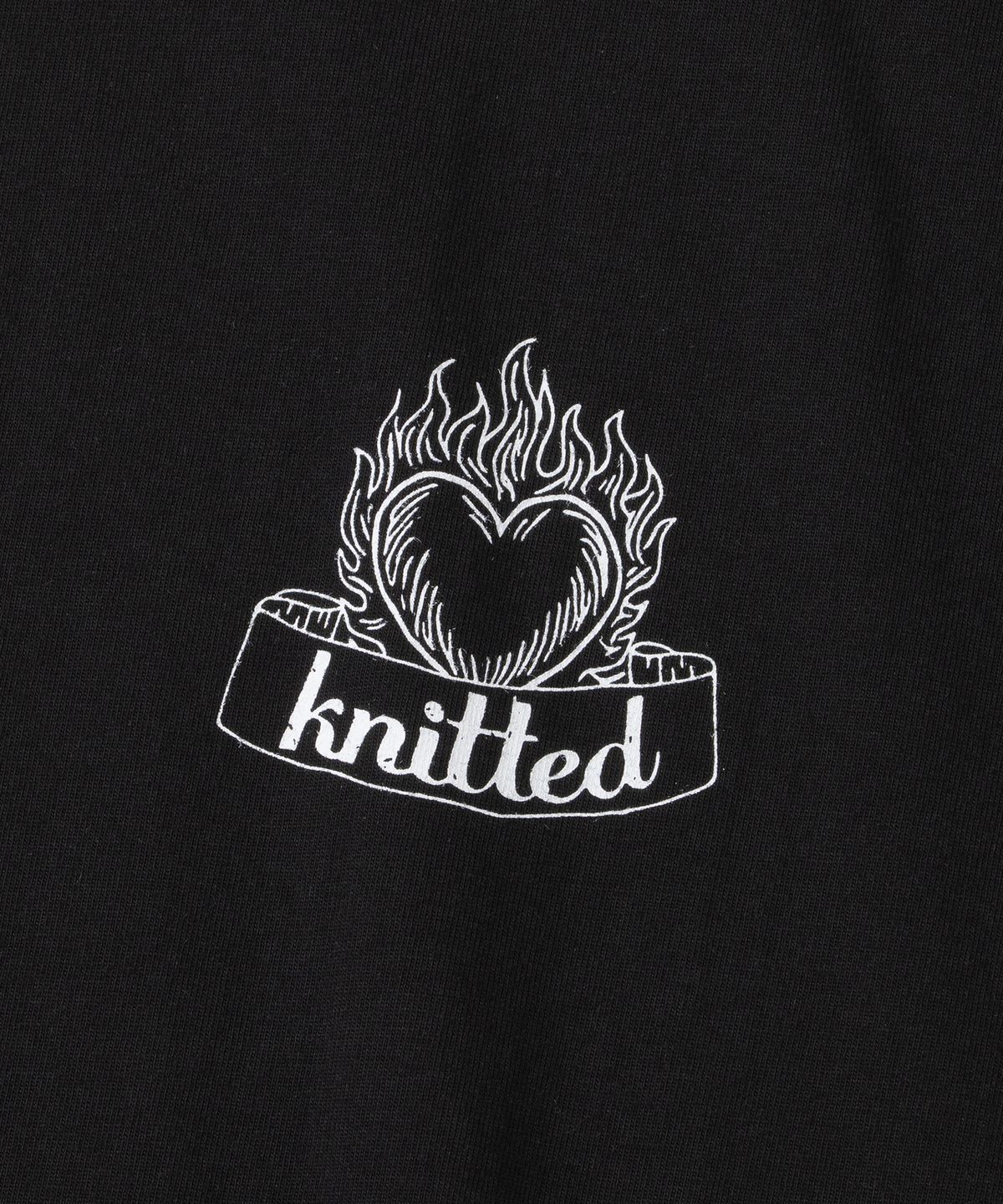 니티드(KNITTED) 헤븐리 버닝 하트 크롭 티셔츠 BLACK