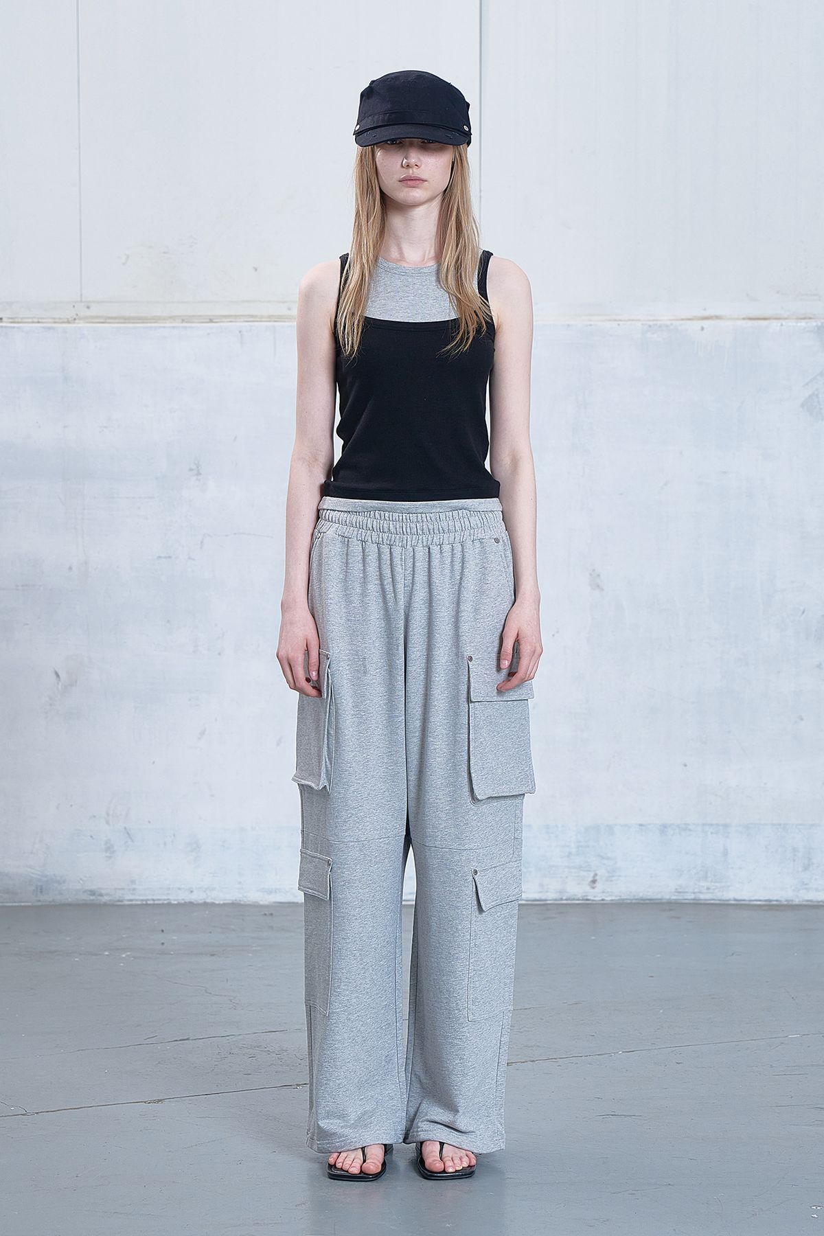 다이닛(DEINET) D-CONTRAST SLEEVELESS IN BLACK
