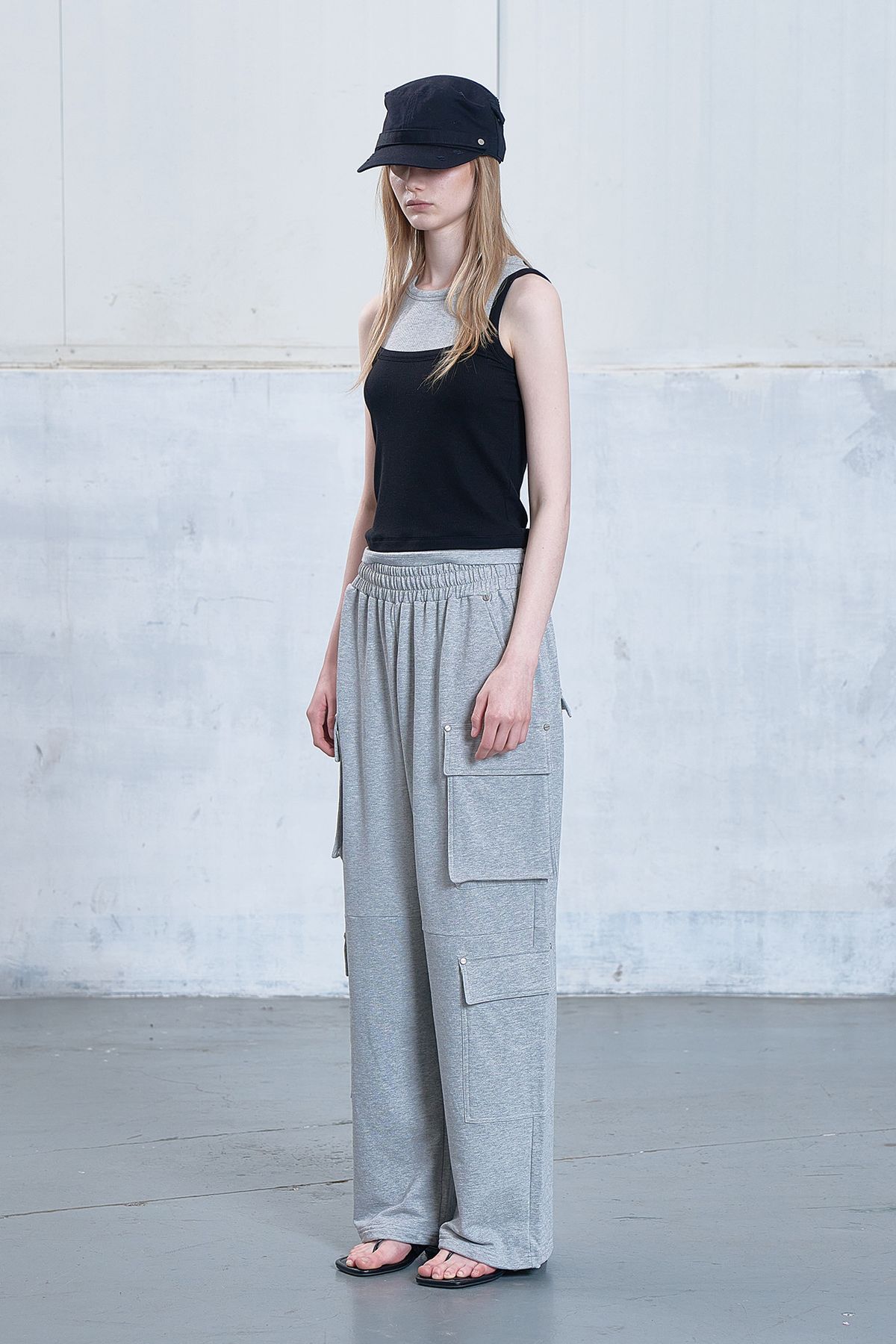 다이닛(DEINET) D-CONTRAST SLEEVELESS IN BLACK