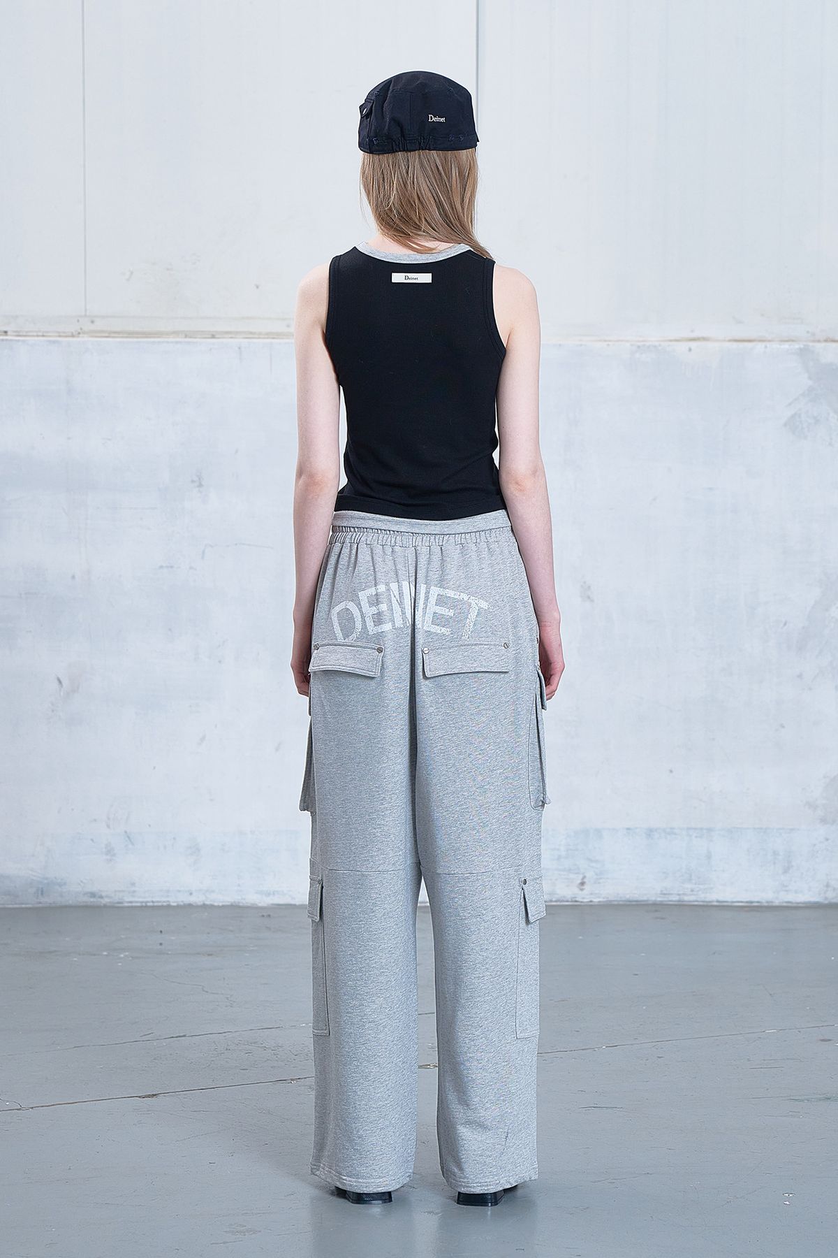 다이닛(DEINET) D-CONTRAST SLEEVELESS IN BLACK