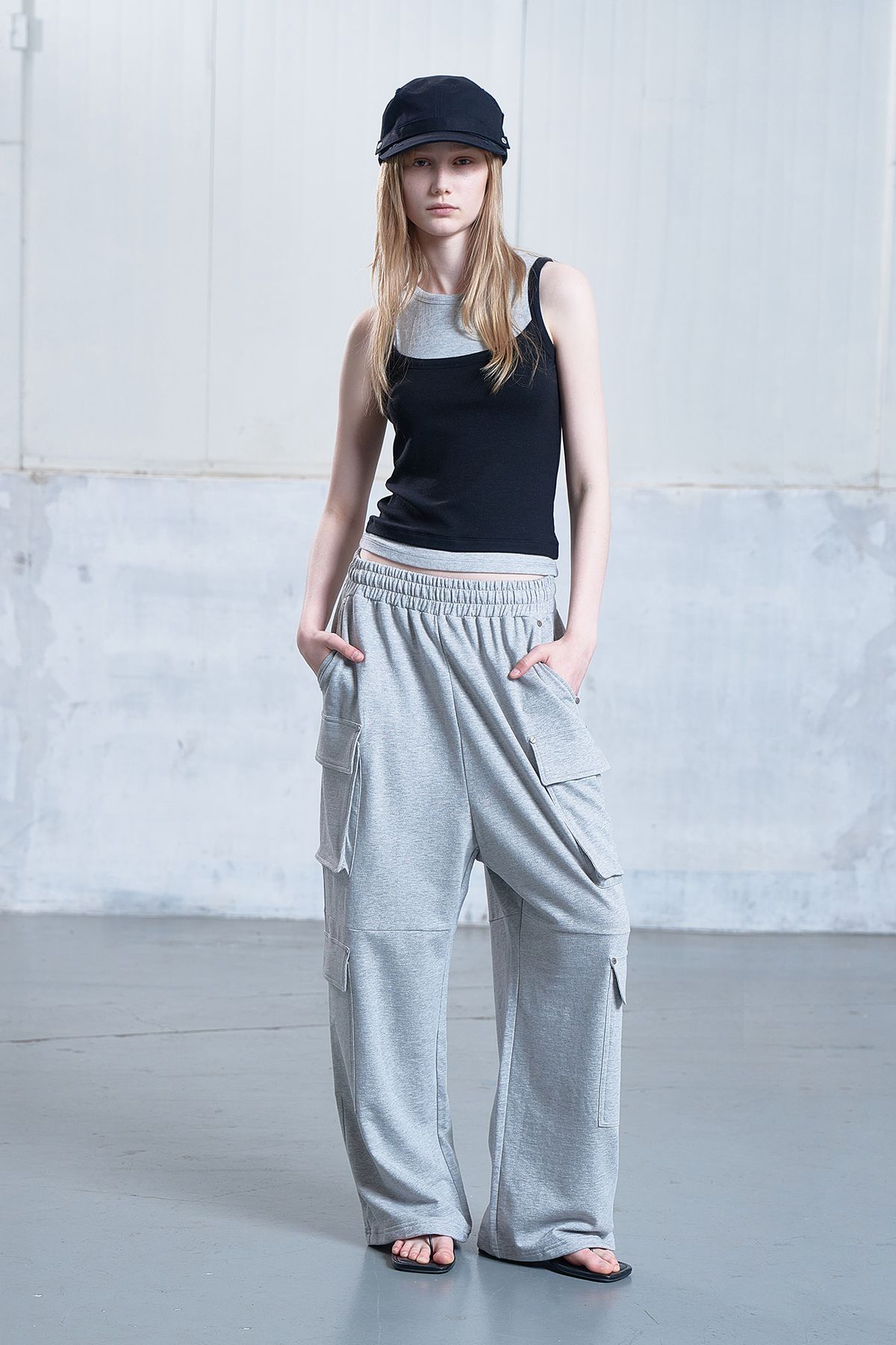 다이닛(DEINET) D-CONTRAST SLEEVELESS IN BLACK